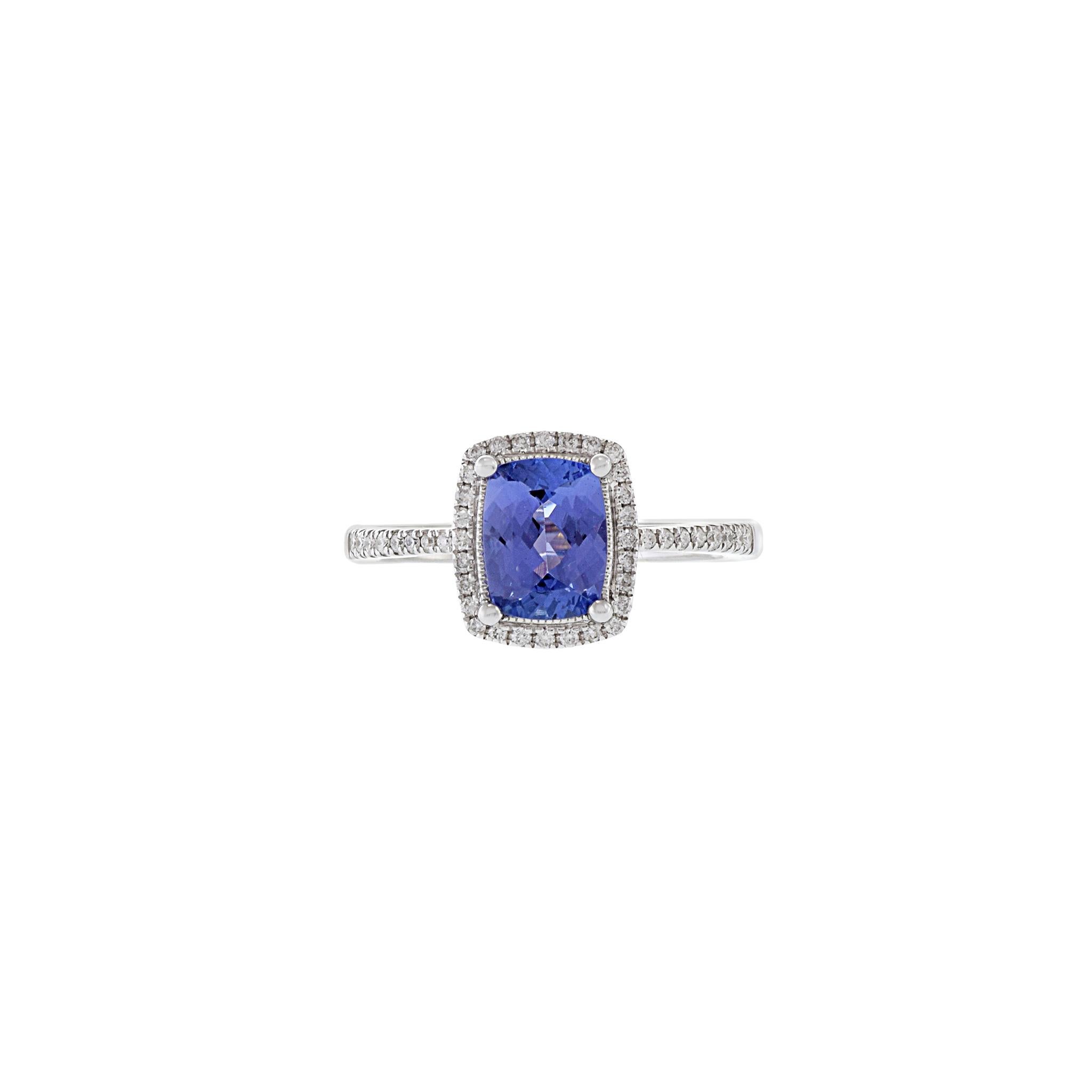 Dieser Ring ist eine atemberaubende Kombination aus Weißgold und Edelsteinen, die einen bleibenden Eindruck hinterlassen wird. Das Herzstück ist ein wunderschöner Tansanit im Kissenschliff von 1,53 Karat, umgeben von funkelnden Diamanten von 0,19