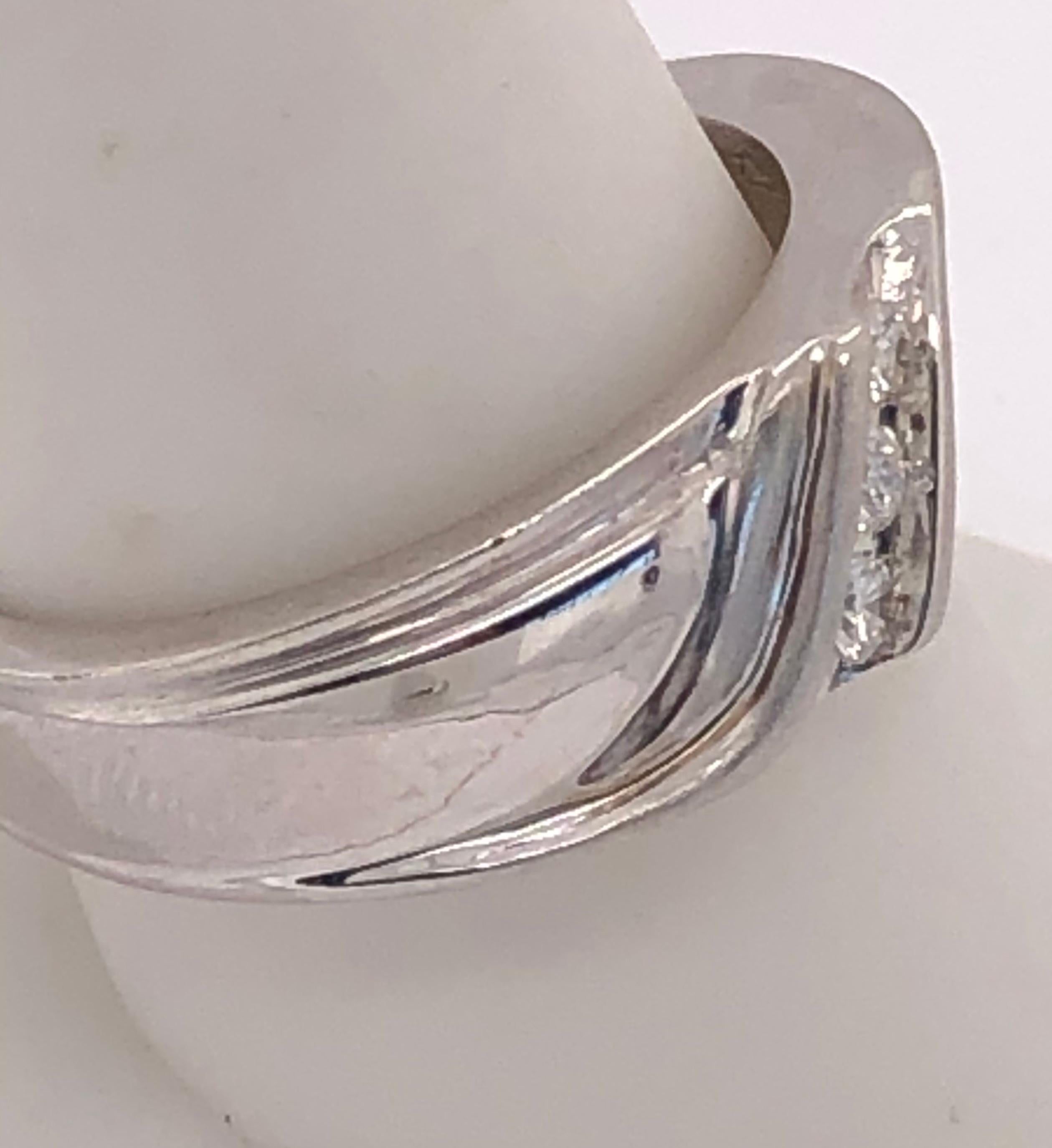 Femenino o masculino Anillo de Tres Diamantes de Oro Blanco de 14 Kt .25 Peso Total de Diamantes en venta