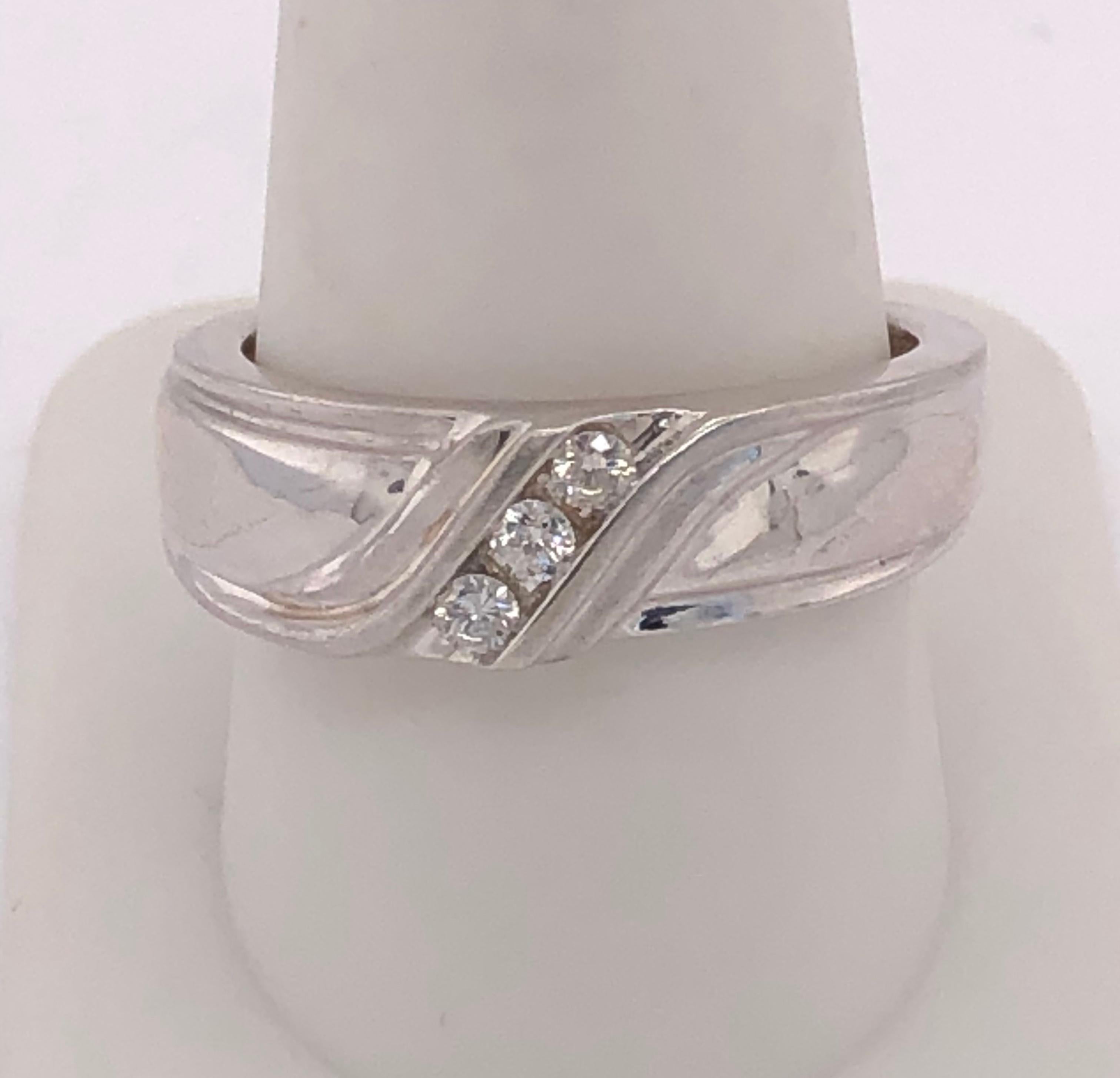 14Kt White Gold Three Diamond Ring .25 Total Diamond Weight In Good Condition For Sale In Stamford, CT