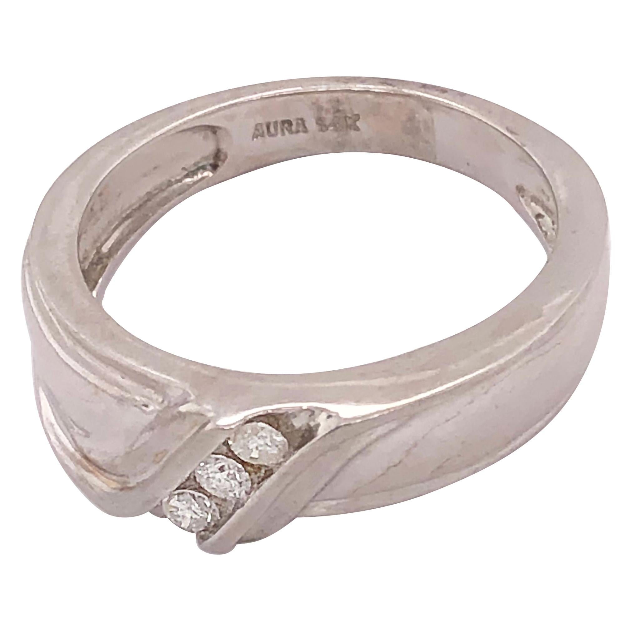 Anillo de Tres Diamantes de Oro Blanco de 14 Kt .25 Peso Total de Diamantes en venta