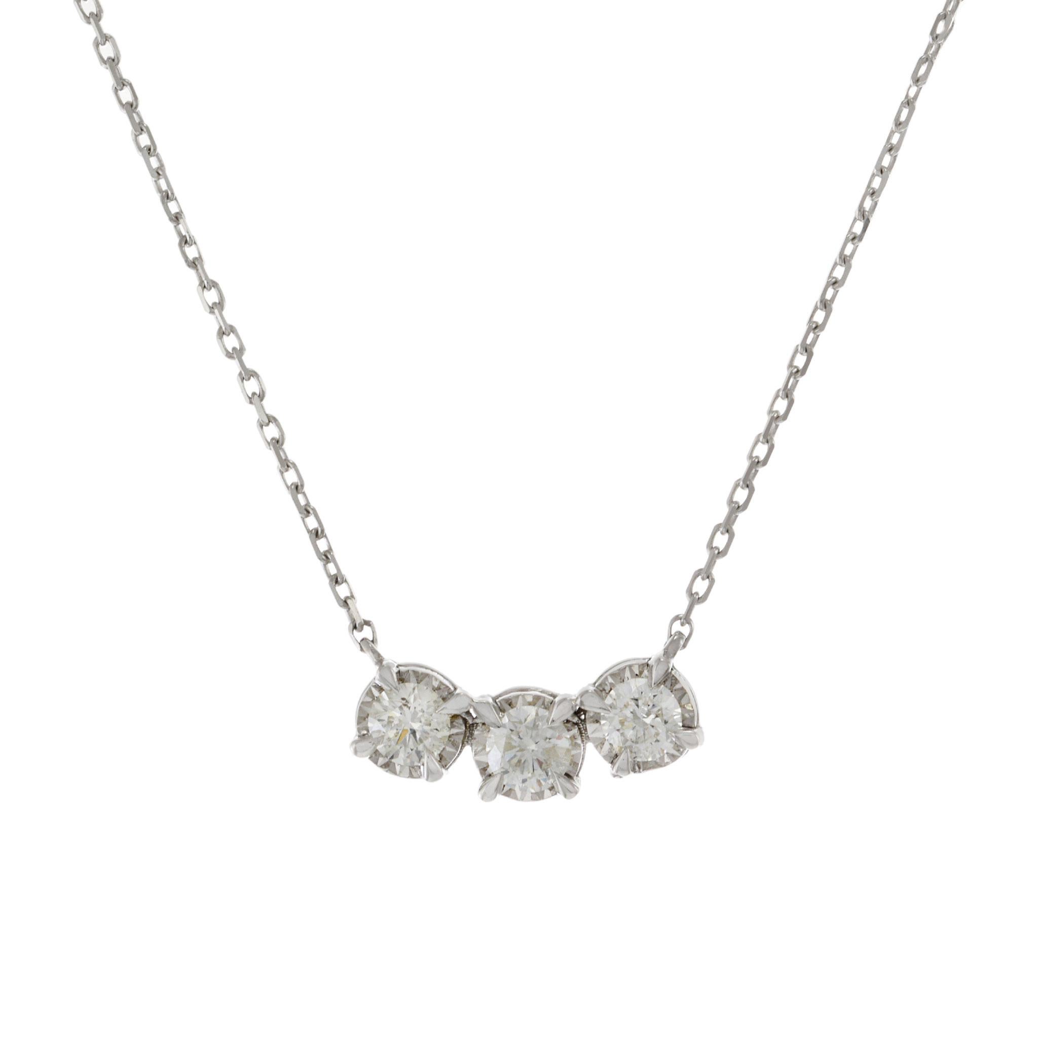 Questa elegante collana di diamanti a tre pietre è un pezzo sofisticato, con un peso totale di diamanti di 0,25CT-TW. I diamanti rotondi taglio brillante hanno un colore G e una purezza SI1-SI2, assicurando un aspetto abbagliante e di alta qualità.