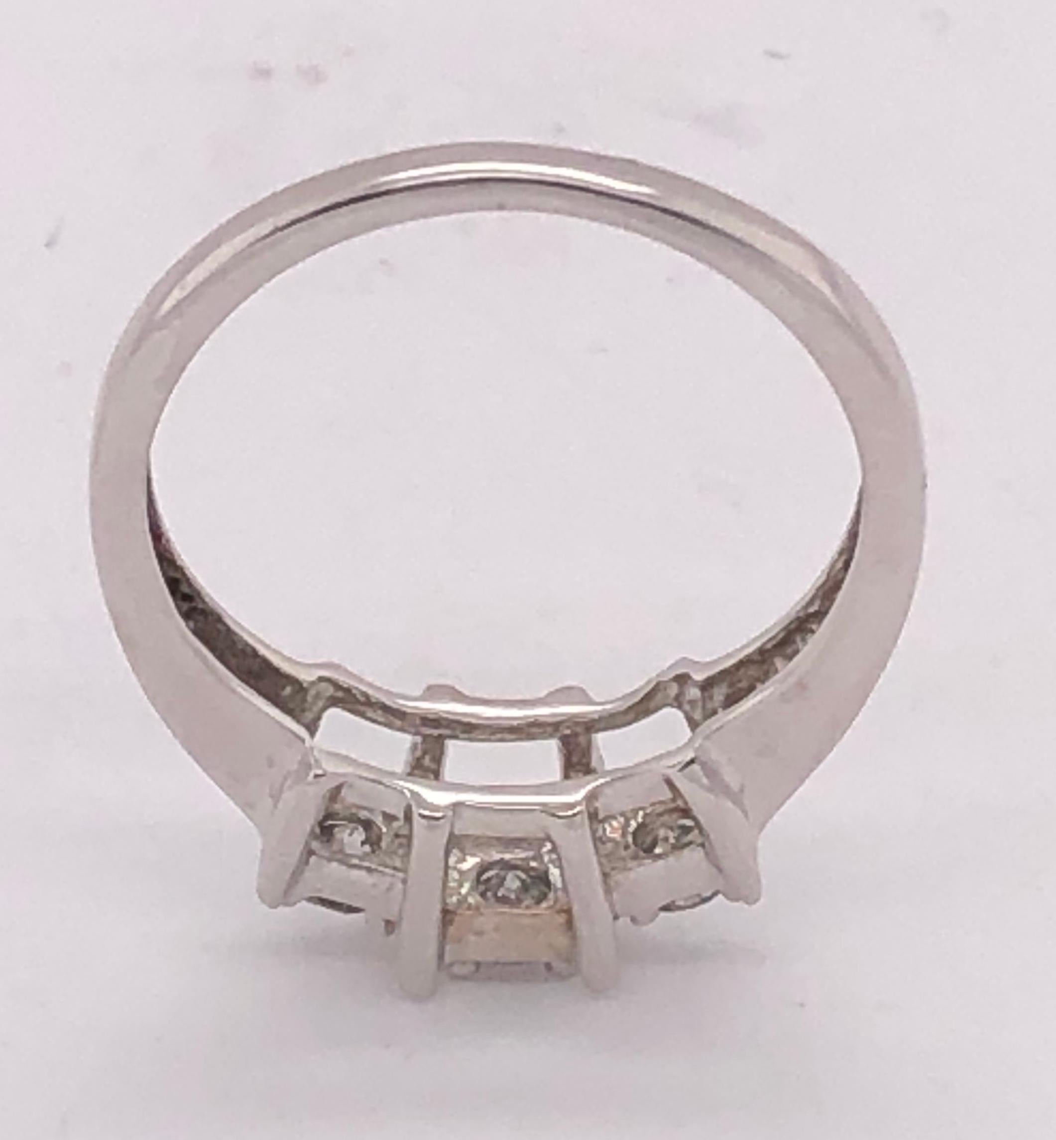 Anneau de fiançailles de mariage à trois pierres en or blanc 14 carats 0,20 TDW en vente 3