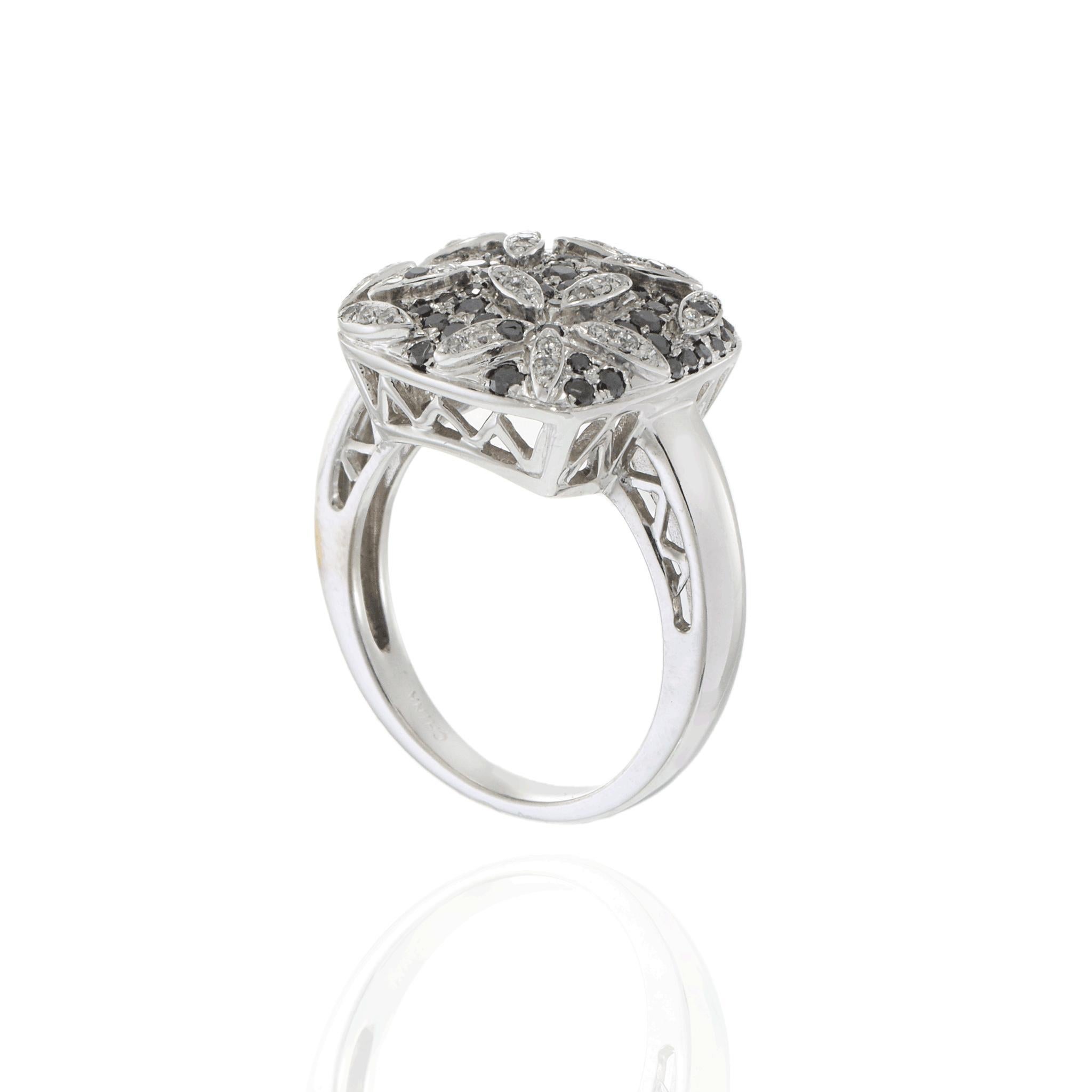14KT White Gold White and Black Diamond Ring In Excellent Condition For Sale In New York, NY