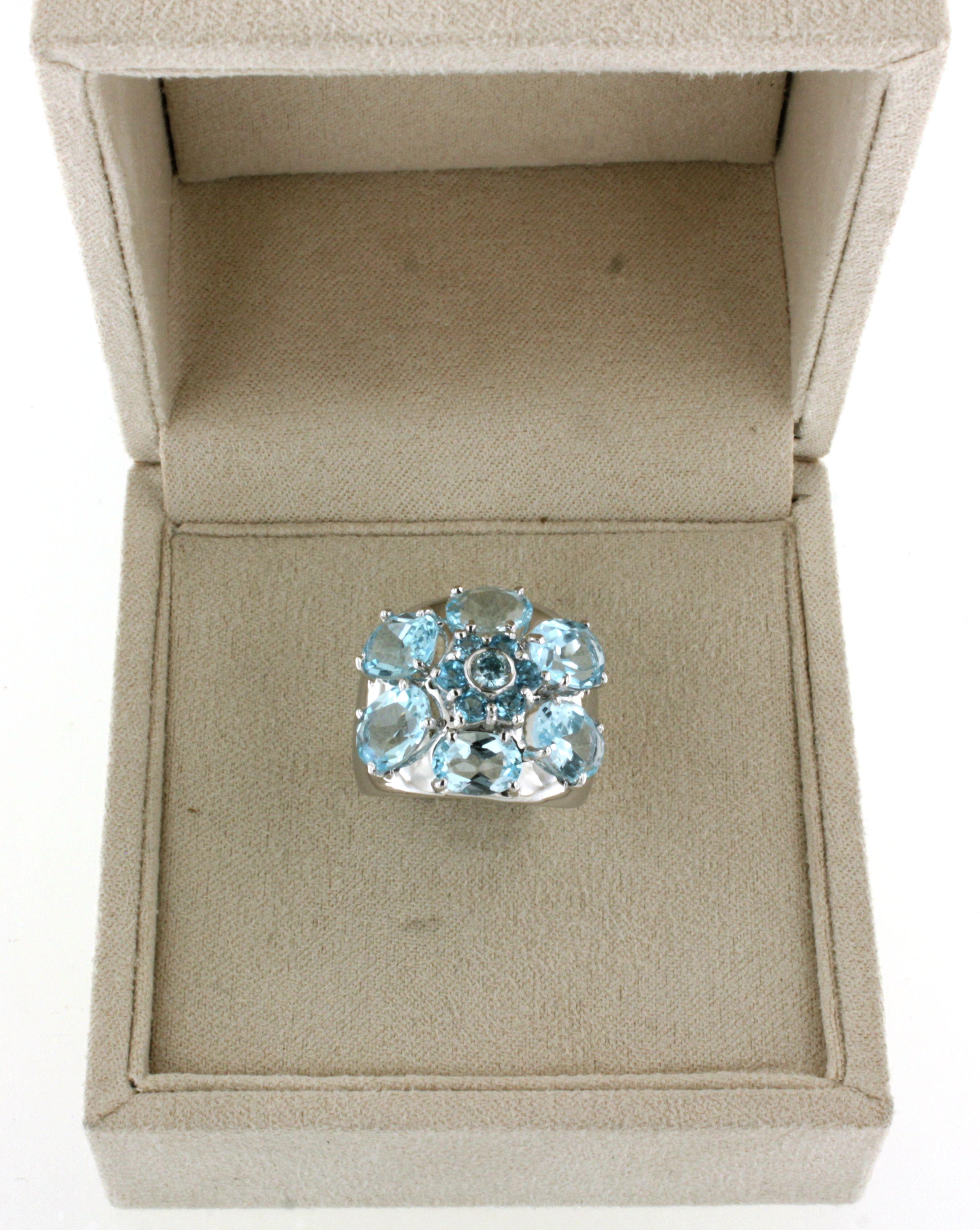 Bague de cocktail moderne en or blanc 14Kt avec topaze bleue en pierre naturelle en vente 5