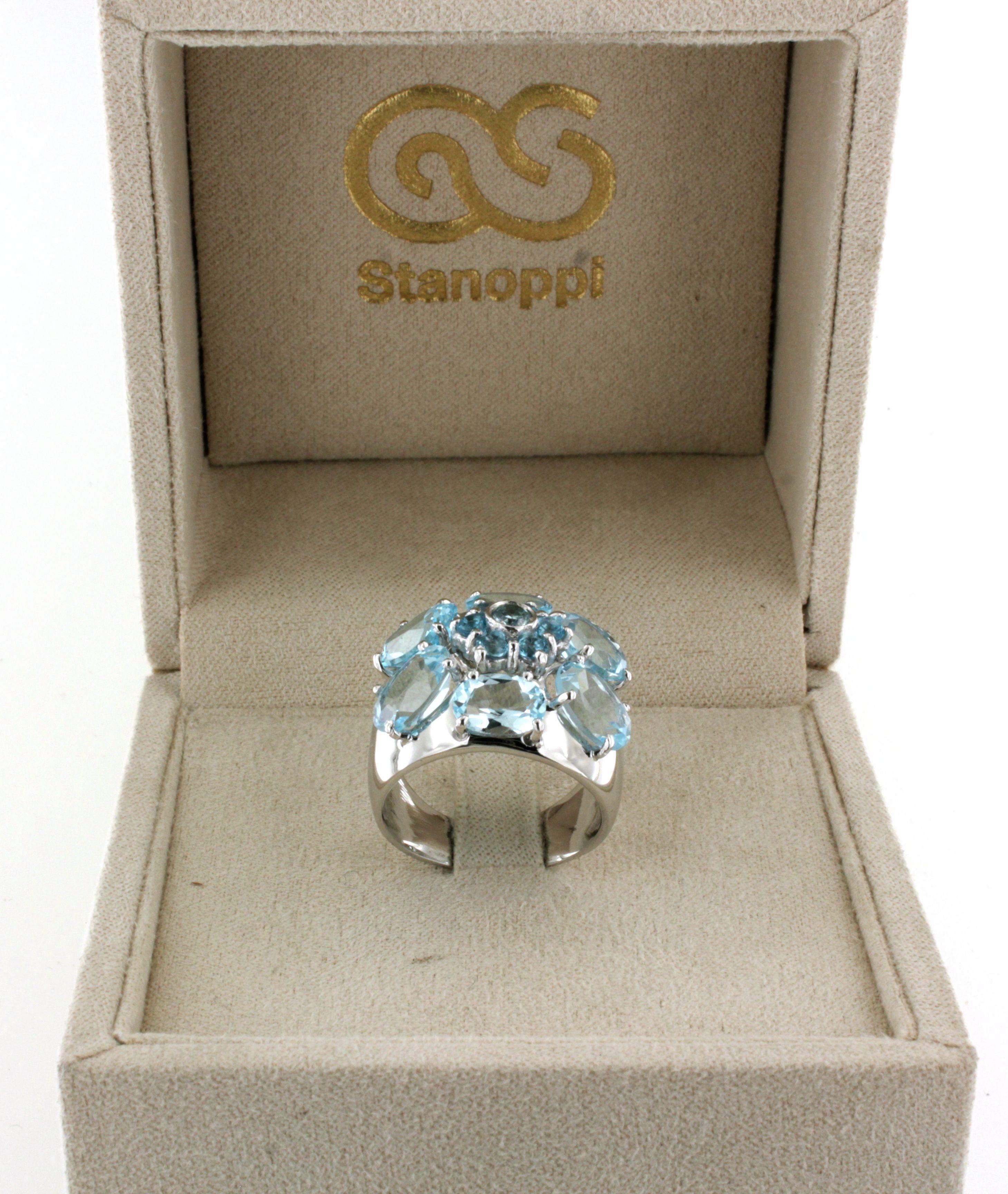 Bague de cocktail moderne en or blanc 14Kt avec topaze bleue en pierre naturelle en vente 6