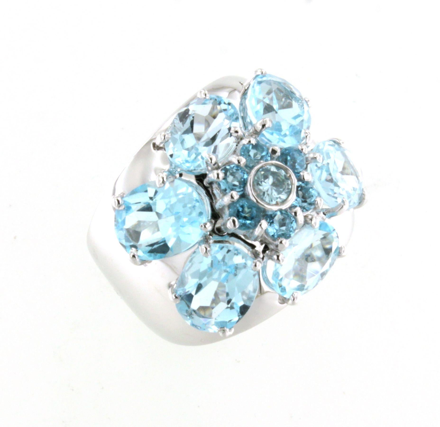 Magnifique bague en or blanc 14kt avec topaze bleue naturelle ronde et ovale.
 Conçu par la styliste Gisella pour ses nouveaux bijoux de la collection printemps-été 2025. Je conçois chaque bijou en m'inspirant des lignes fluides des formes