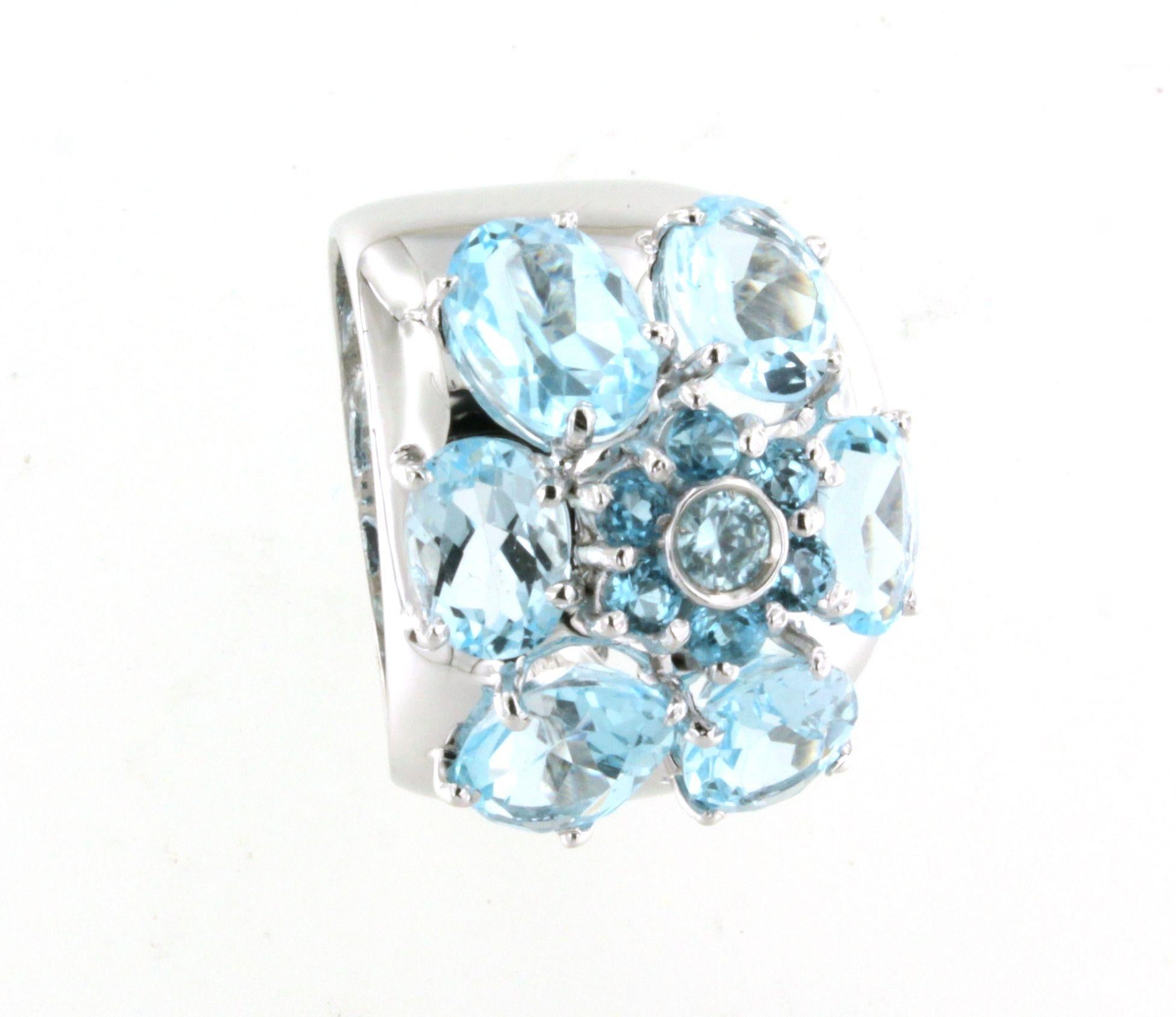 Moderne Bague de cocktail moderne en or blanc 14Kt avec topaze bleue en pierre naturelle en vente