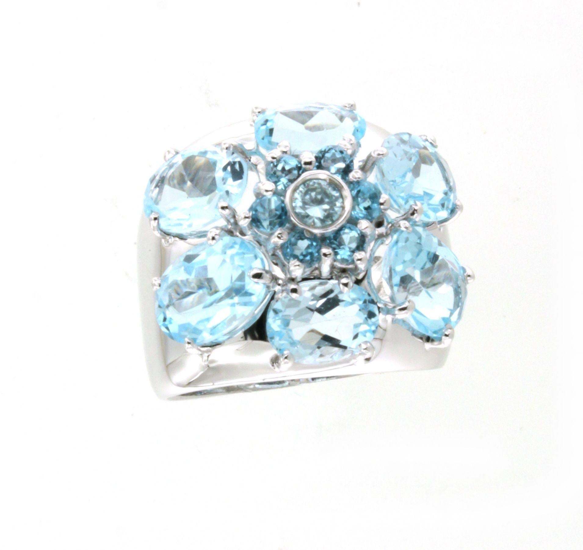 Taille ovale Bague de cocktail moderne en or blanc 14Kt avec topaze bleue en pierre naturelle en vente