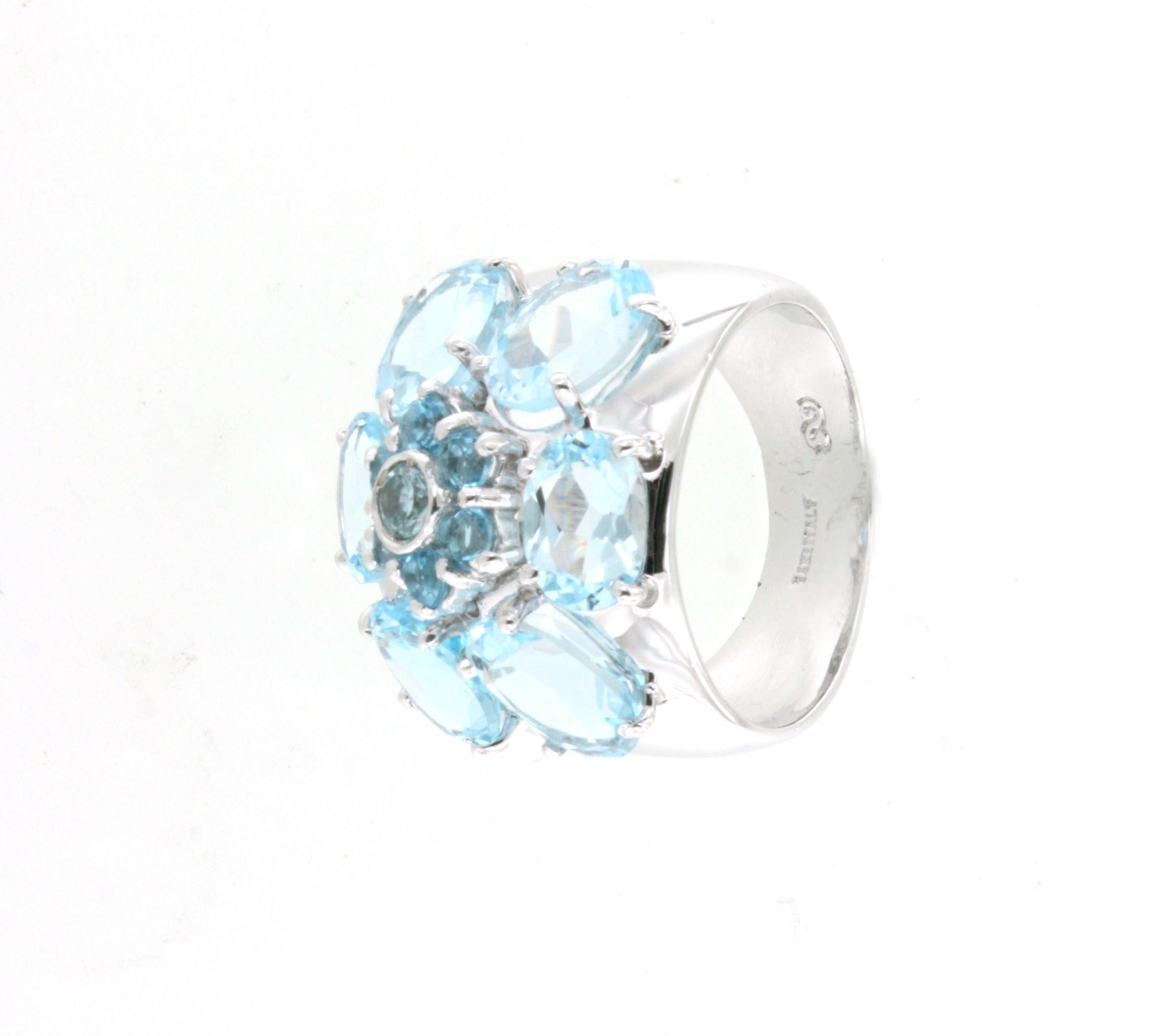 Bague de cocktail moderne en or blanc 14Kt avec topaze bleue en pierre naturelle Unisexe en vente