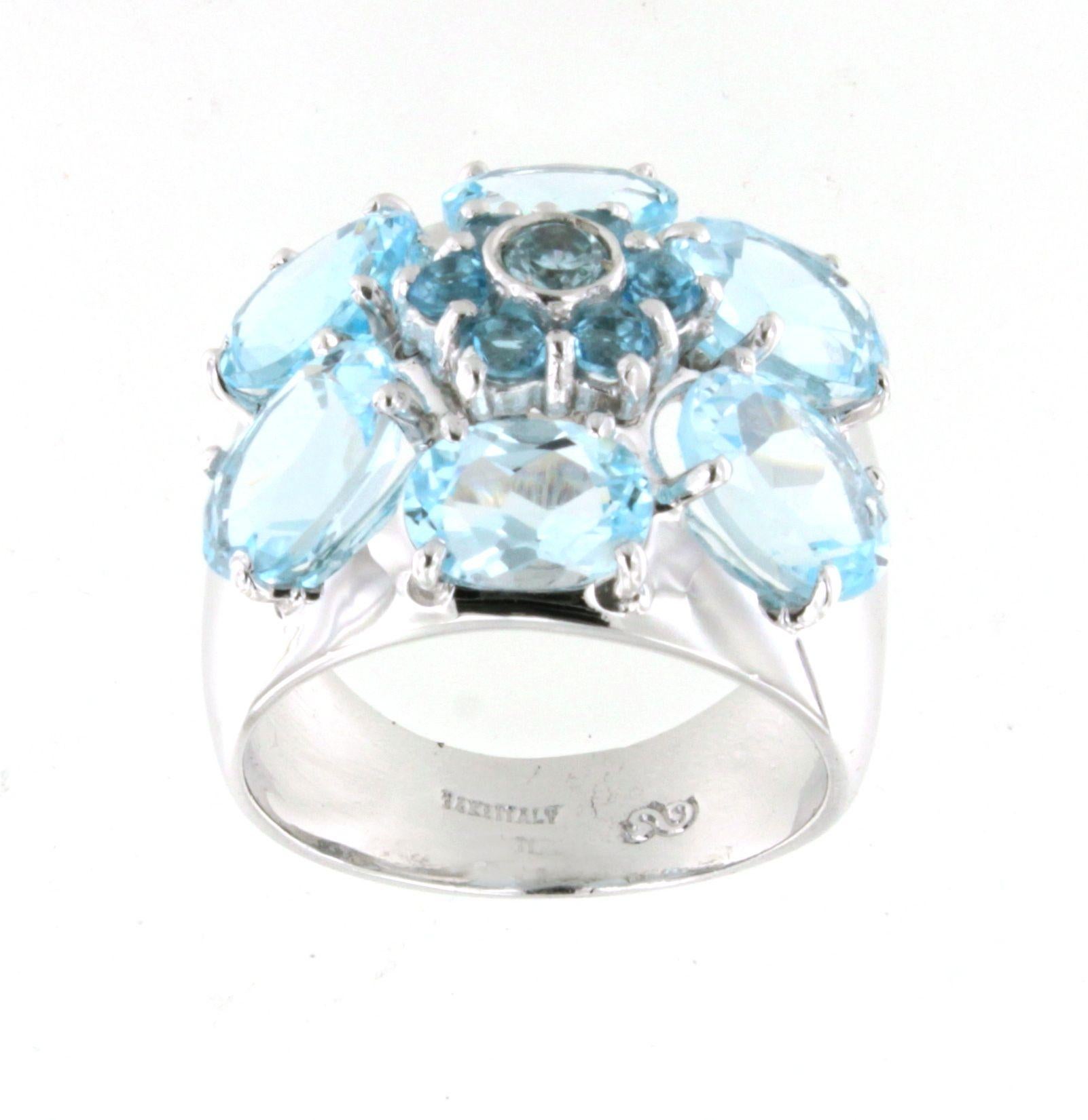 Bague de cocktail moderne en or blanc 14Kt avec topaze bleue en pierre naturelle en vente 1