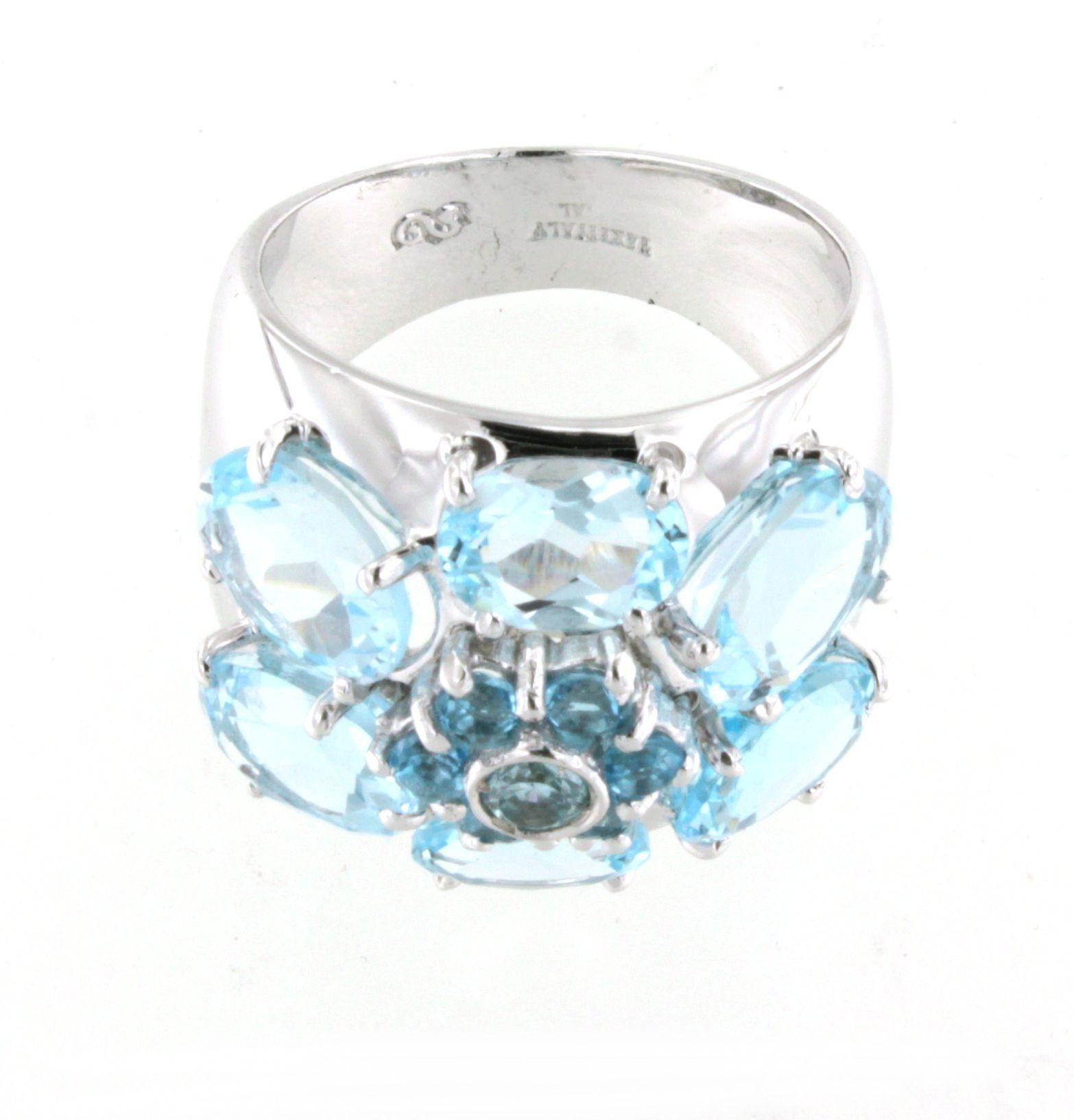 Bague de cocktail moderne en or blanc 14Kt avec topaze bleue en pierre naturelle en vente 2