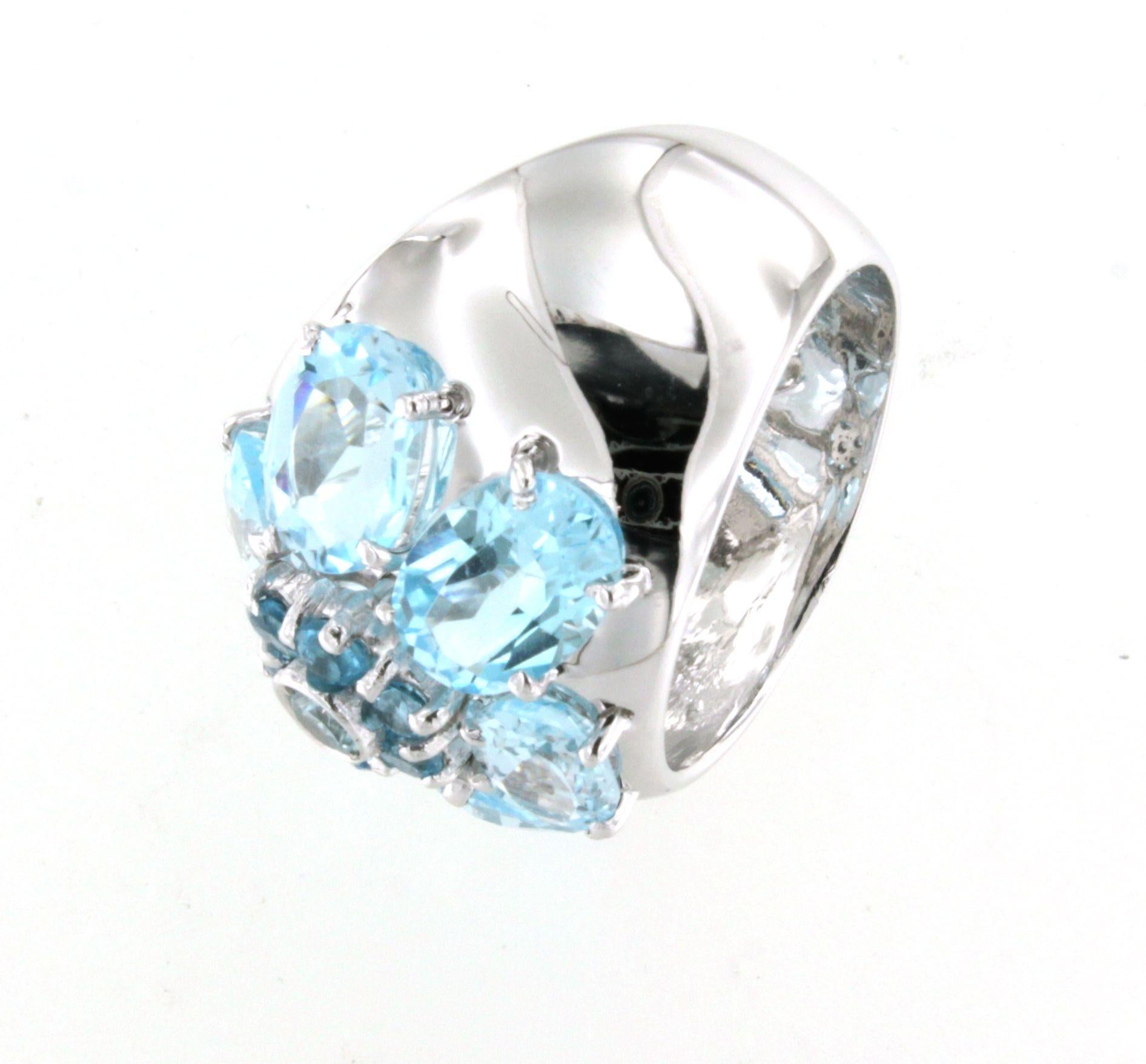 Bague de cocktail moderne en or blanc 14Kt avec topaze bleue en pierre naturelle en vente 3