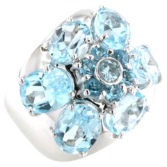 Anello da cocktail moderno e sorprendente in oro bianco 14Kt con pietra naturale di Topazio Blu
