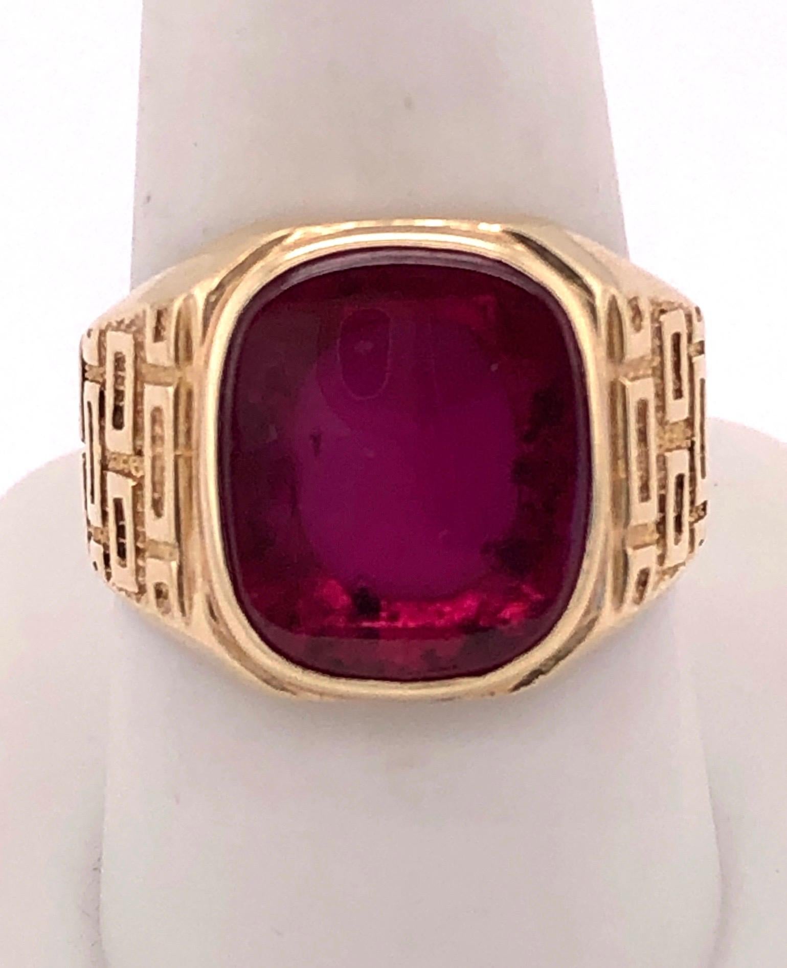 14 Karat Yellow Etched Gold and Garnet Solitaire Fashion Ring In Good Condition For Sale In Stamford, CT