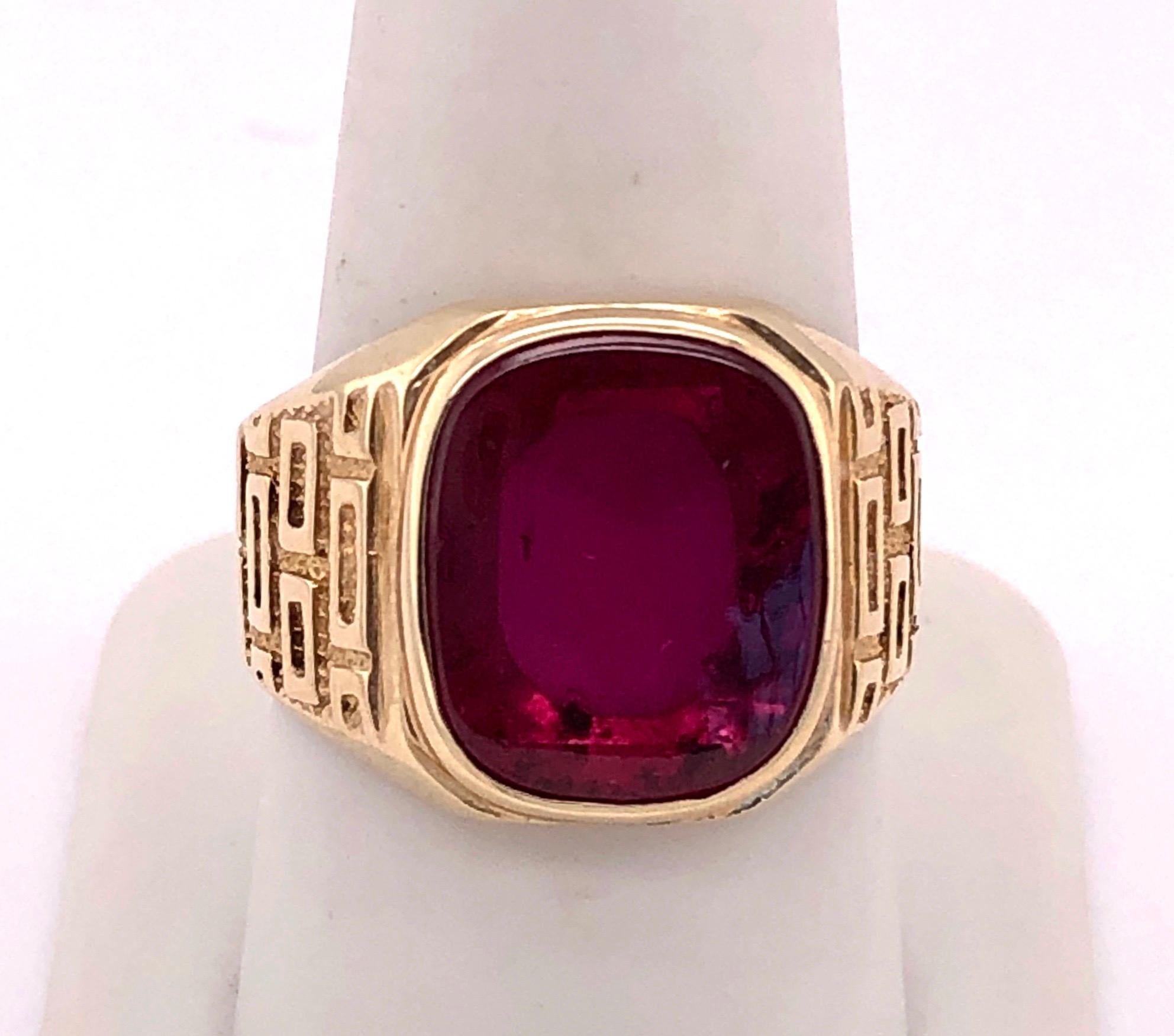 14 Karat Yellow Etched Gold and Garnet Solitaire Fashion Ring For Sale 1