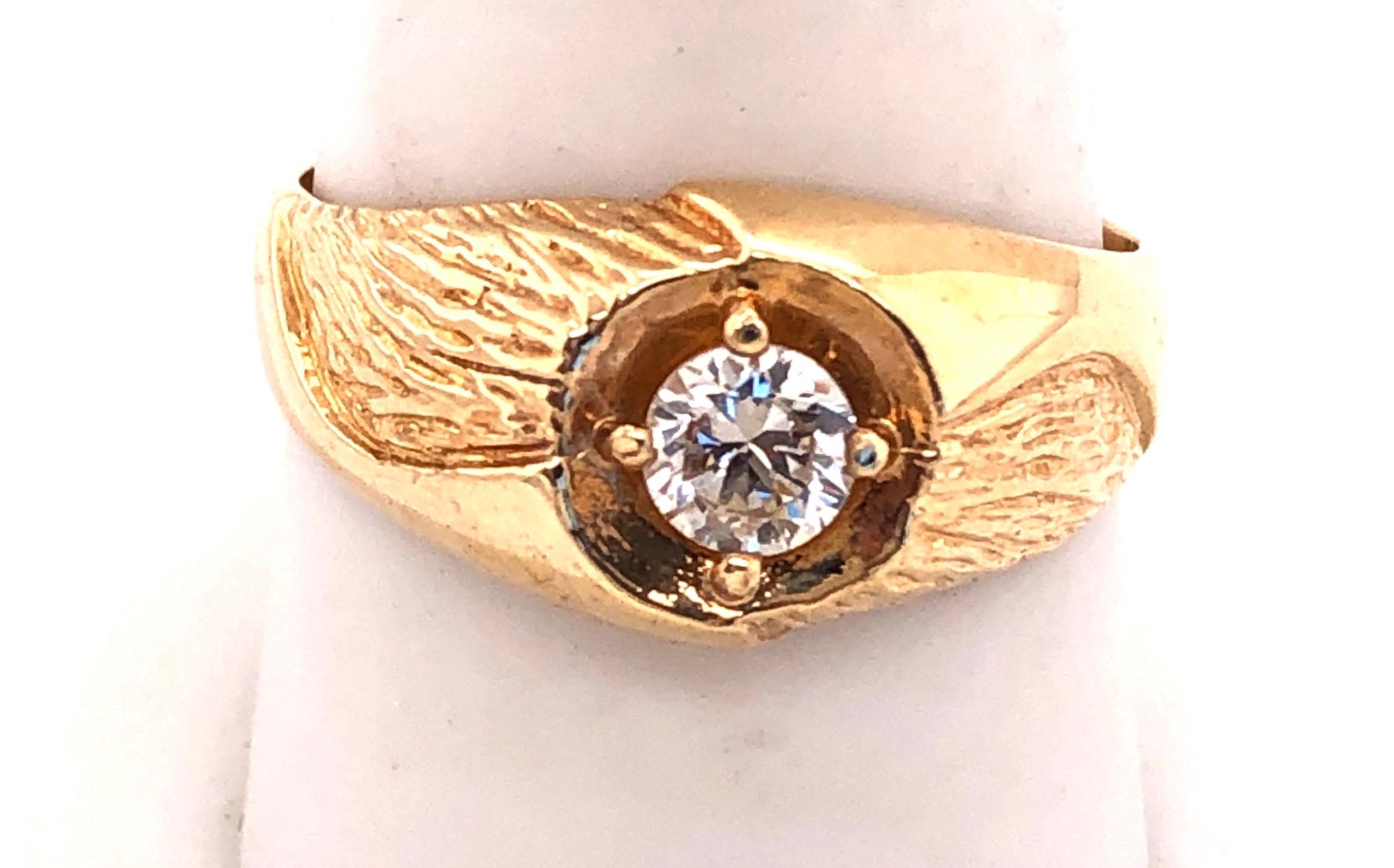 14 Karat Yellow Etched Gold Fashion Ring with Solitaire Round Diamond In Good Condition For Sale In Stamford, CT