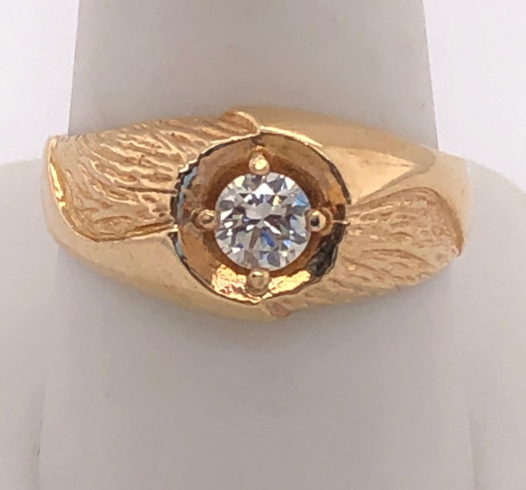 14 Karat Yellow Etched Gold Fashion Ring with Solitaire Round Diamond For Sale 2