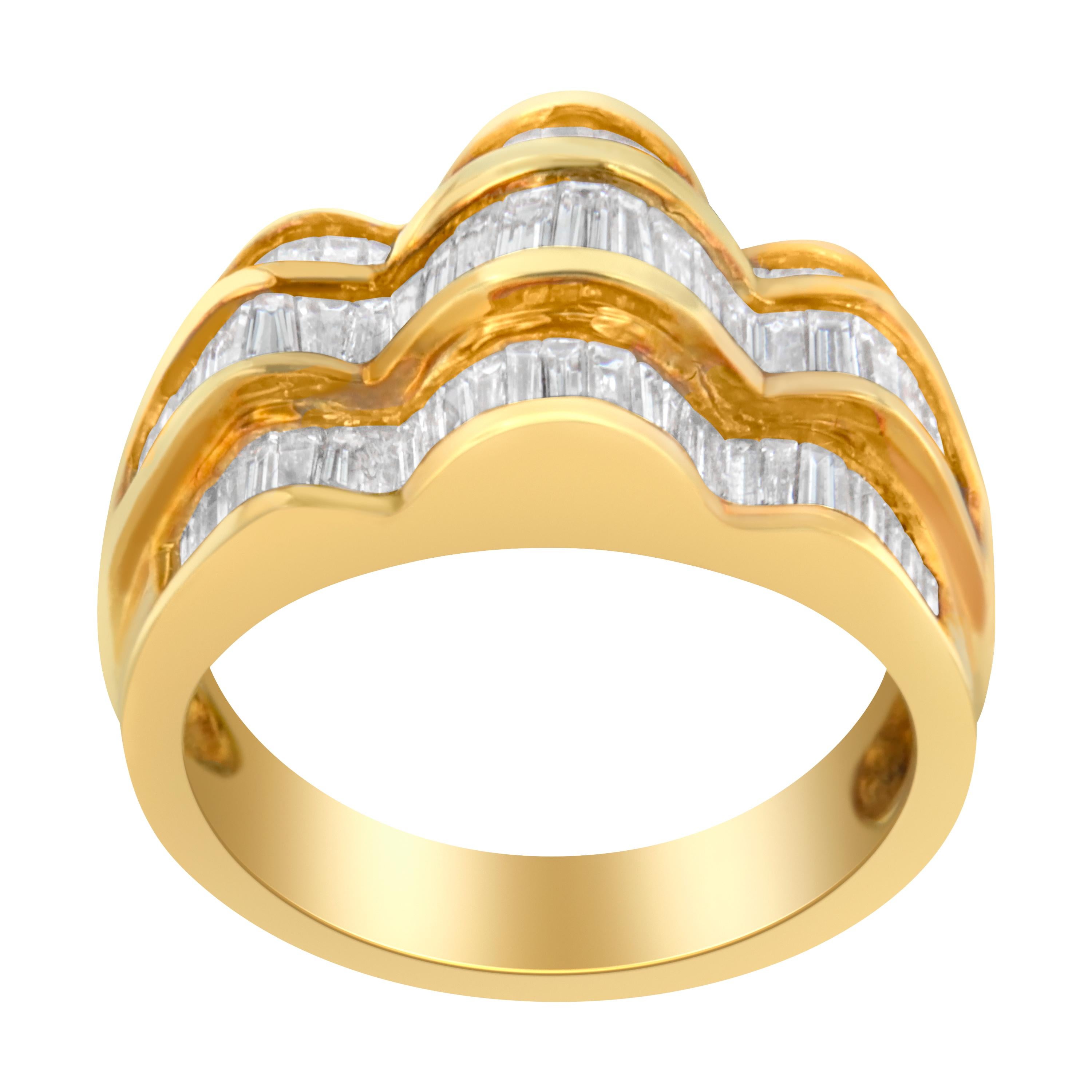 Un anello a fascia con diamante progettato con tre file di diamanti baguette. La fascia larga è realizzata in oro giallo 14 carati. Il peso totale dei diamanti è di 1 1/4 di carato. Questo è un pezzo unico e sarà un'aggiunta unica alla tua