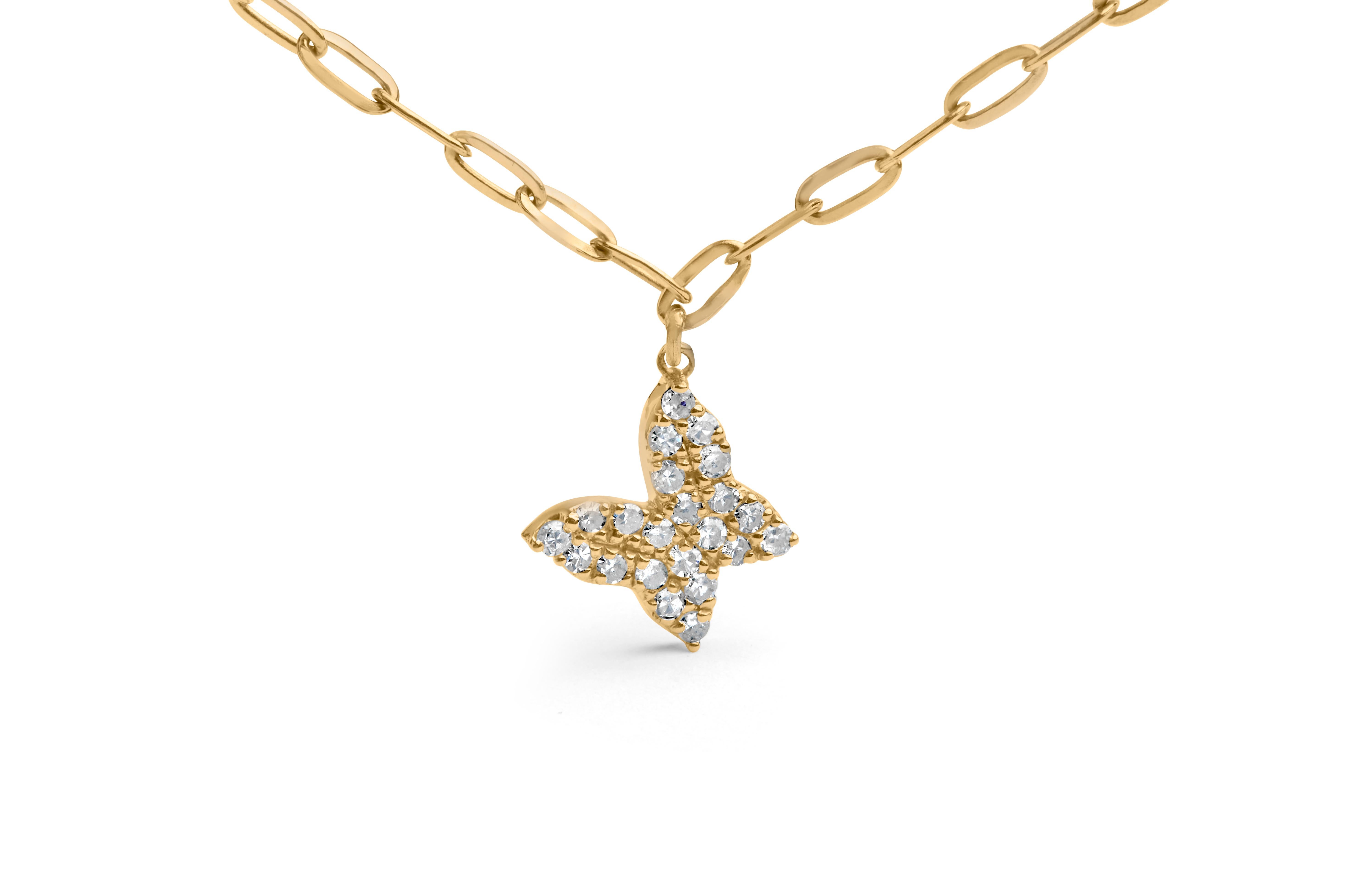 Ammira l'incanto della collana Butterfly Station in oro giallo 14KT, dove l'eleganza incontra l'estrosità in una lussuosa danza di scintille e oro. Adornato con diamanti di origine naturale, questo squisito pezzo vanta un peso totale di 1/2 carato,