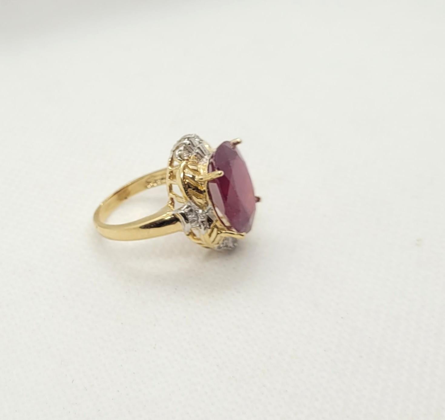 Moderno Anello in oro giallo 14kt con rubino 10ct e diamante .30cttw, rubino ovale 15x11mm, rosso porpora in vendita