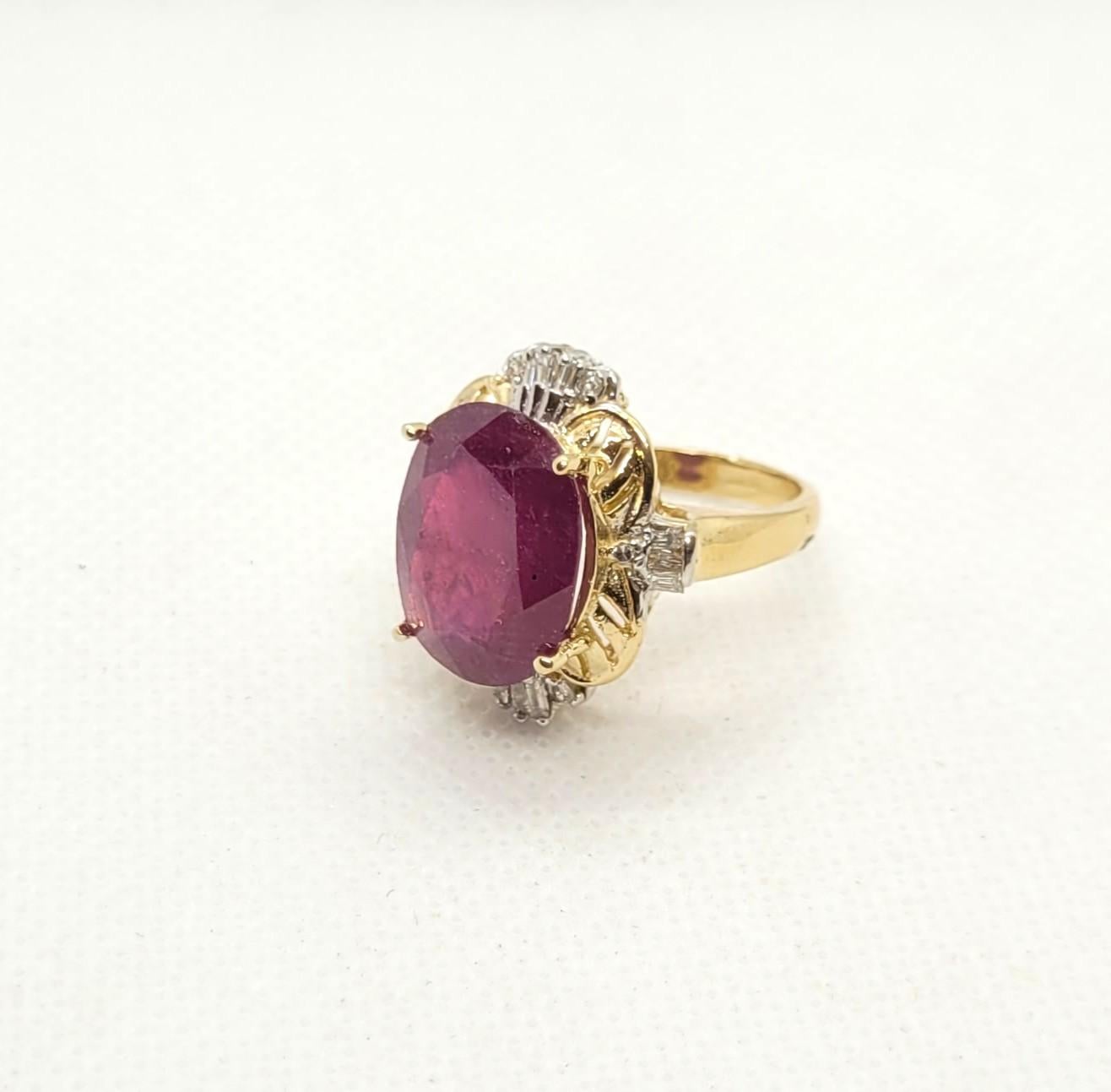 Taglio ovale Anello in oro giallo 14kt con rubino 10ct e diamante .30cttw, rubino ovale 15x11mm, rosso porpora in vendita