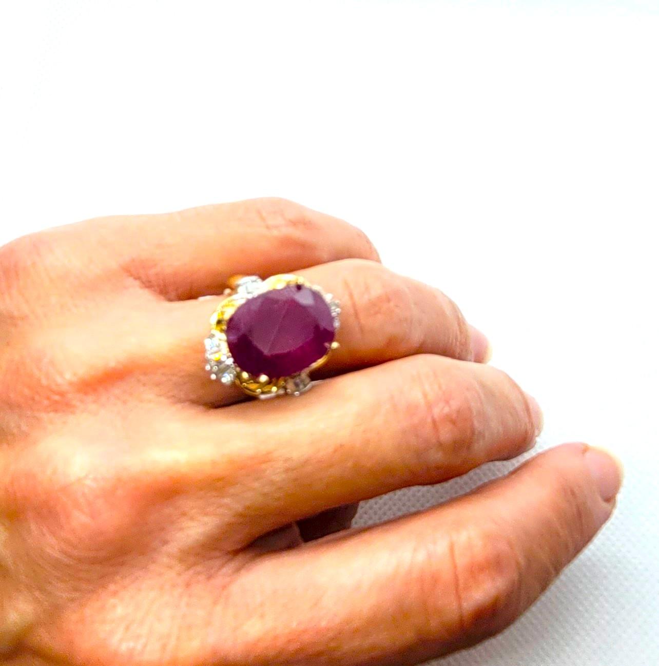 Anello in oro giallo 14kt con rubino 10ct e diamante .30cttw, rubino ovale 15x11mm, rosso porpora In condizioni discrete in vendita a San Diego, CA