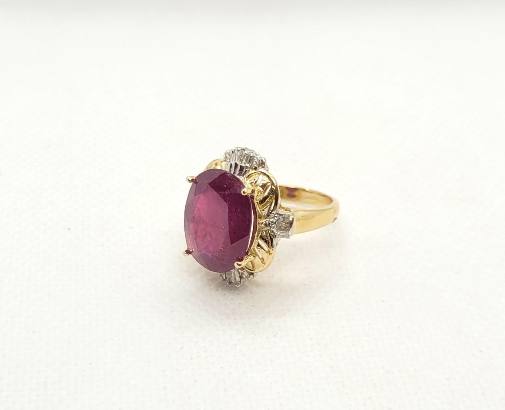 Anello in oro giallo 14kt con rubino 10ct e diamante .30cttw, rubino ovale 15x11mm, rosso porpora in vendita 1