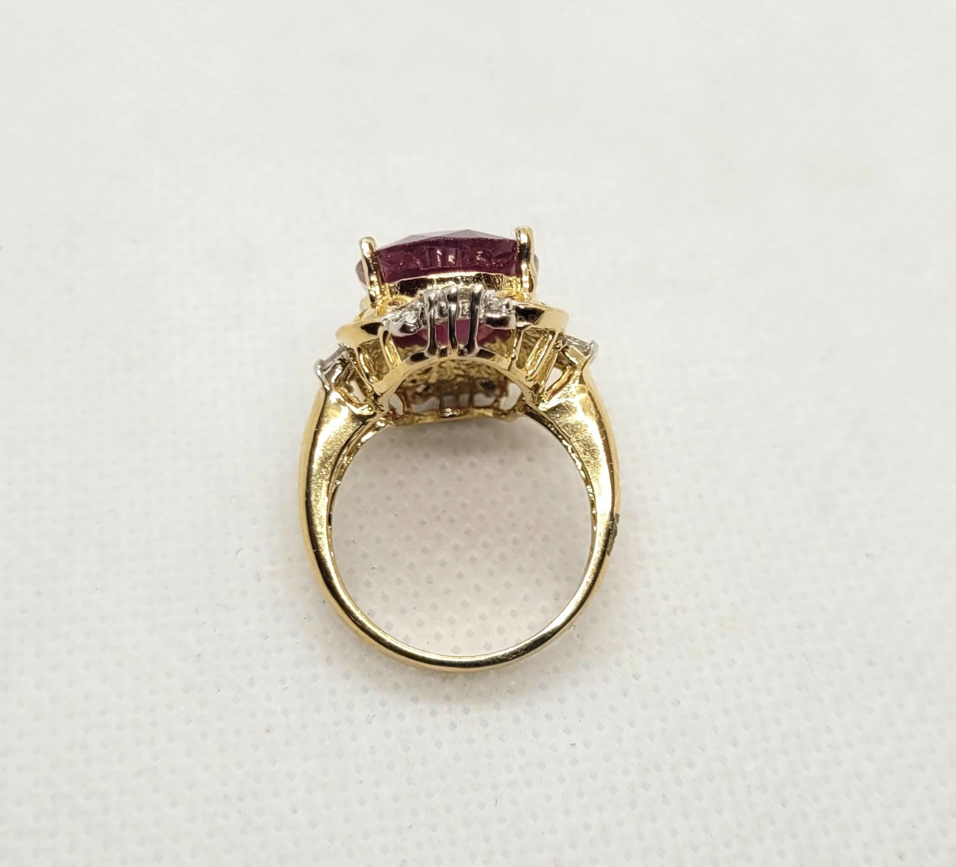 Anello in oro giallo 14kt con rubino 10ct e diamante .30cttw, rubino ovale 15x11mm, rosso porpora in vendita 2