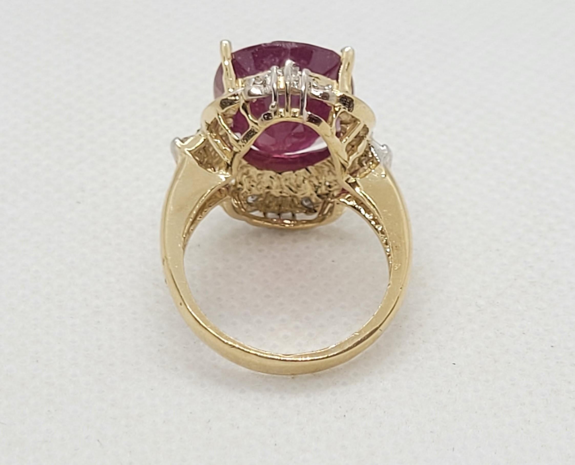 Anello in oro giallo 14kt con rubino 10ct e diamante .30cttw, rubino ovale 15x11mm, rosso porpora in vendita 3