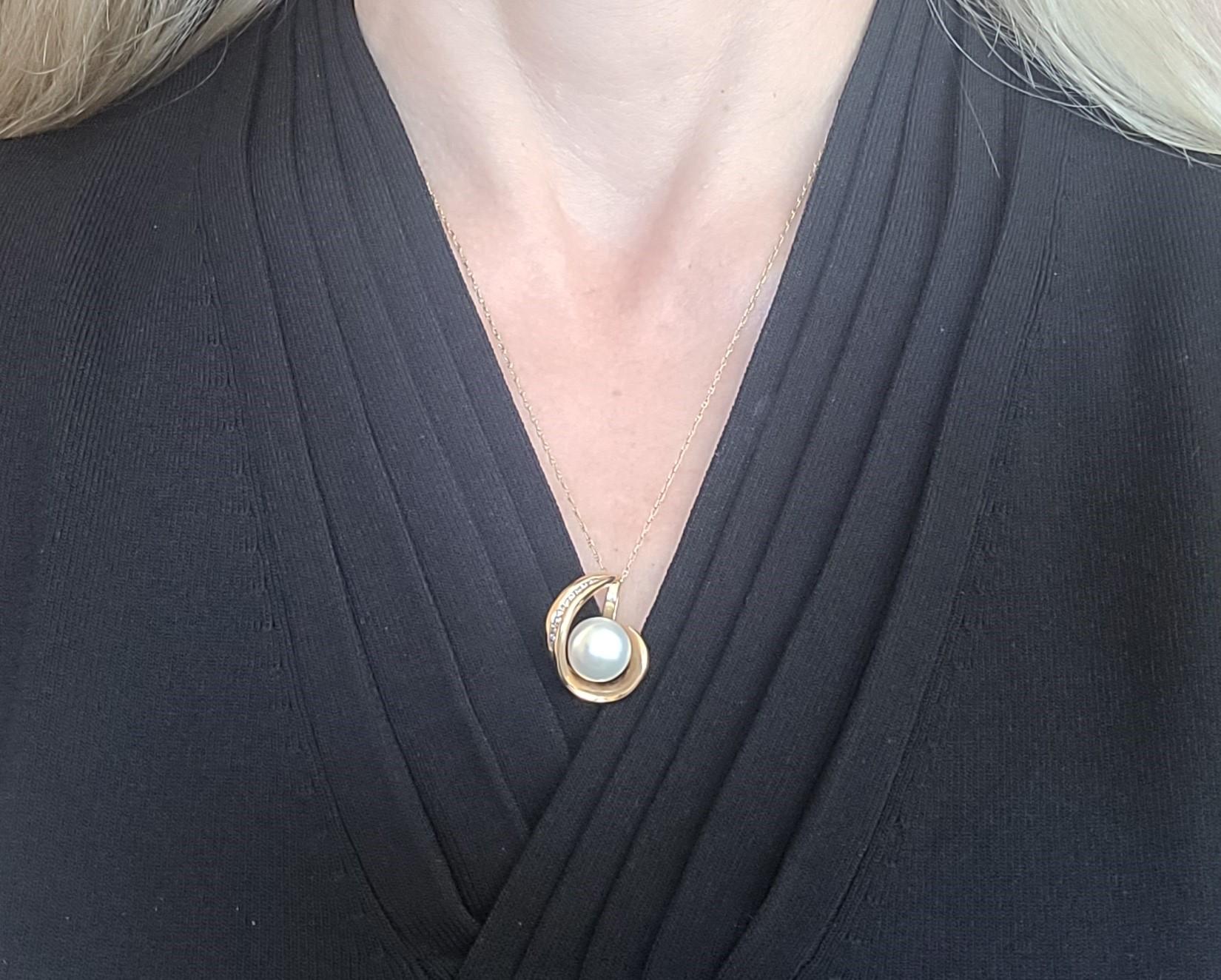 14kt Yellow Gold 11mm Cultured Pearl Diamond Enhancer .15cttw, 6.7 grammes Bon état - En vente à Rancho Santa Fe, CA