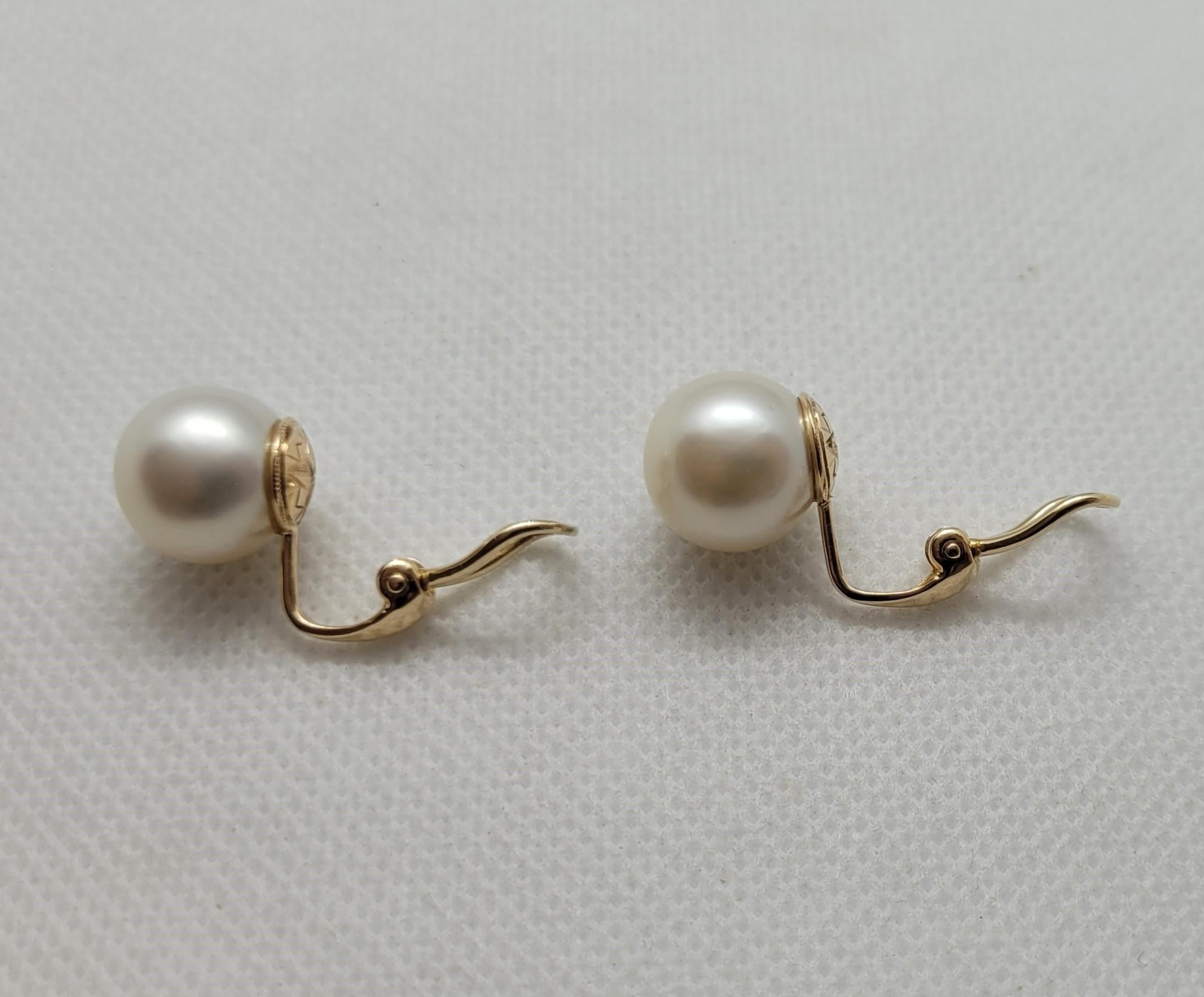 Moderno Orecchini di perle in oro giallo 14kt da 12,6 mm, a clip, grigio medio bianco, 8,5 gr, fine in vendita