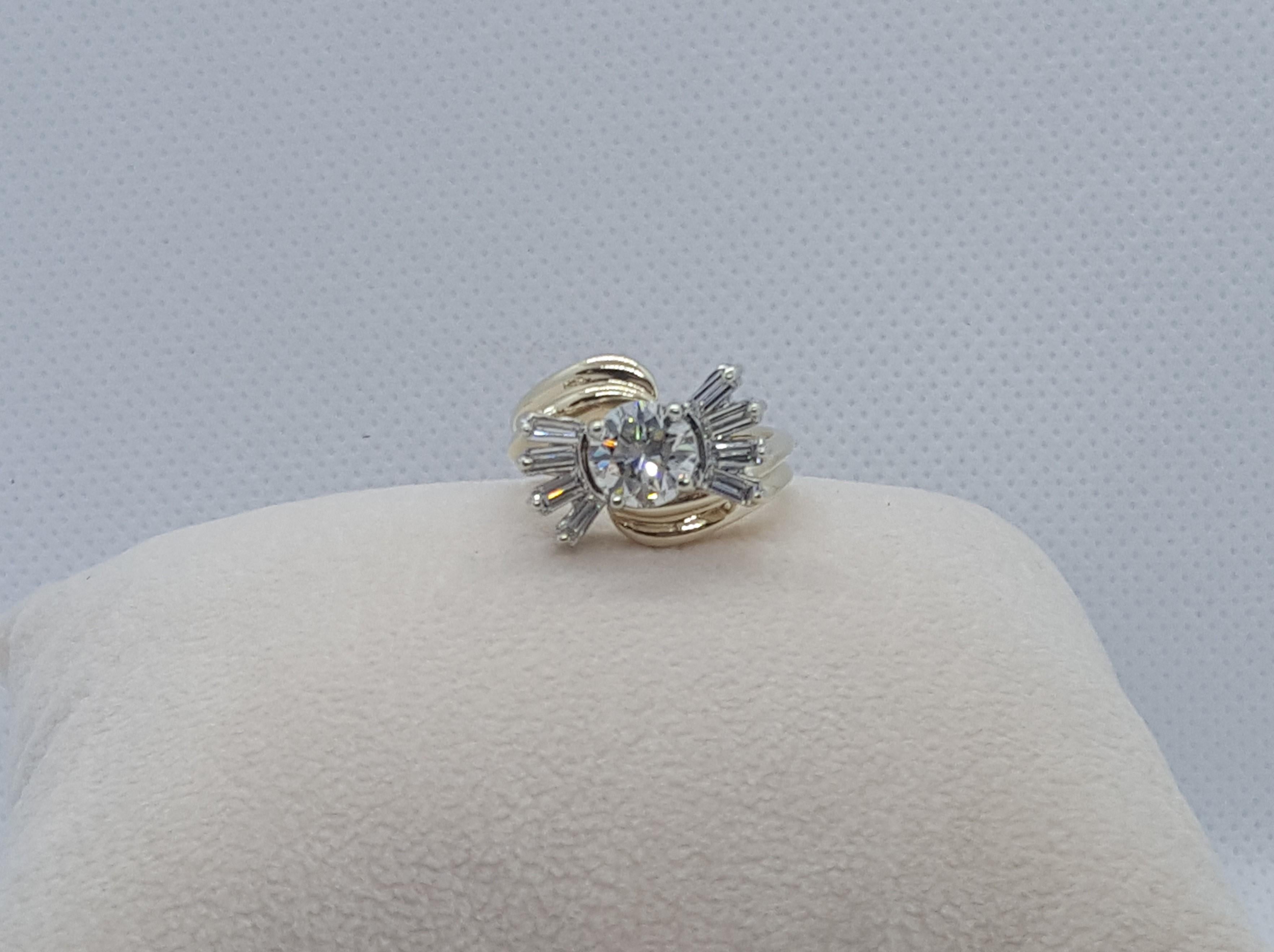14kt zweifarbiges Gold 1,41ct runder Brillant Diamant Baguette Bypass Ring (Moderne) im Angebot