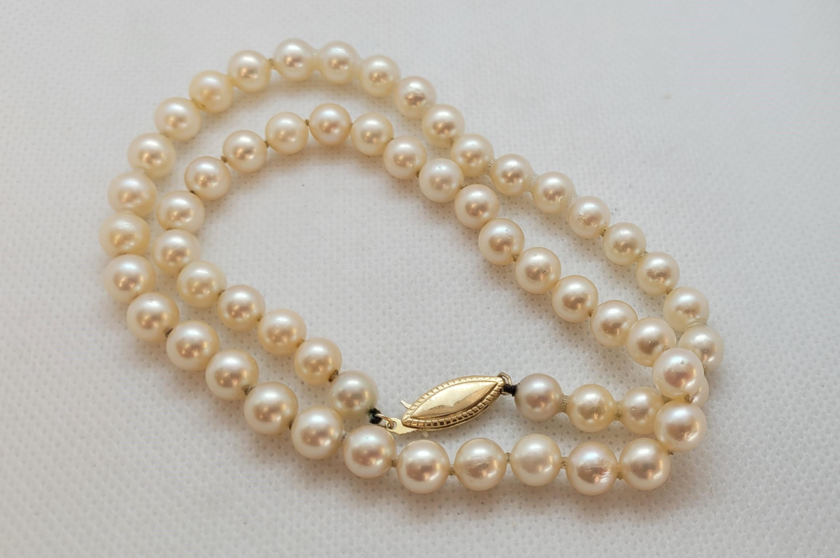 Modern 14kt Yellow Gold 18 Inch 7mm Pearl Strand, Knotted, Golden Cream, Fish Clasp For Sale