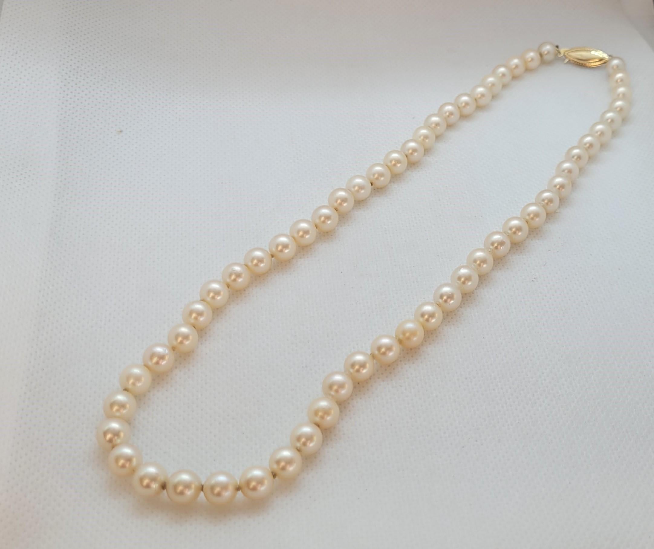 Round Cut 14kt Yellow Gold 18 Inch 7mm Pearl Strand, Knotted, Golden Cream, Fish Clasp For Sale