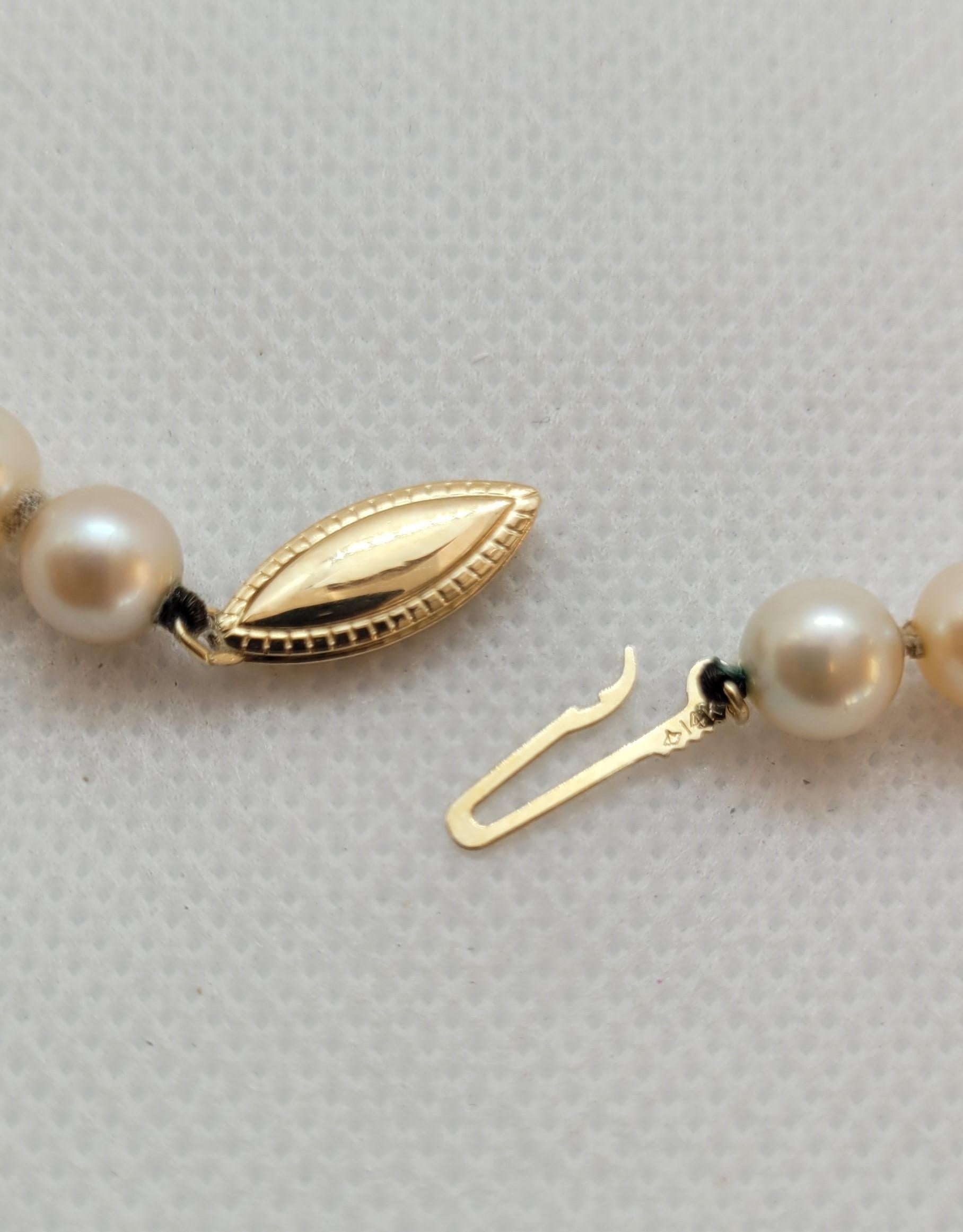 14kt Yellow Gold 18 Inch 7mm Pearl Strand, Knotted, Golden Cream, Fish Clasp In Good Condition For Sale In Rancho Santa Fe, CA