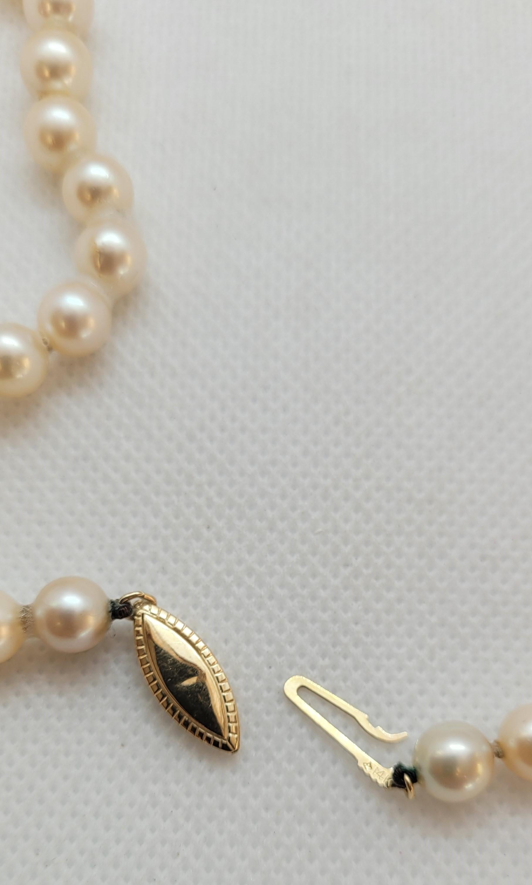 Women's 14kt Yellow Gold 18 Inch 7mm Pearl Strand, Knotted, Golden Cream, Fish Clasp For Sale