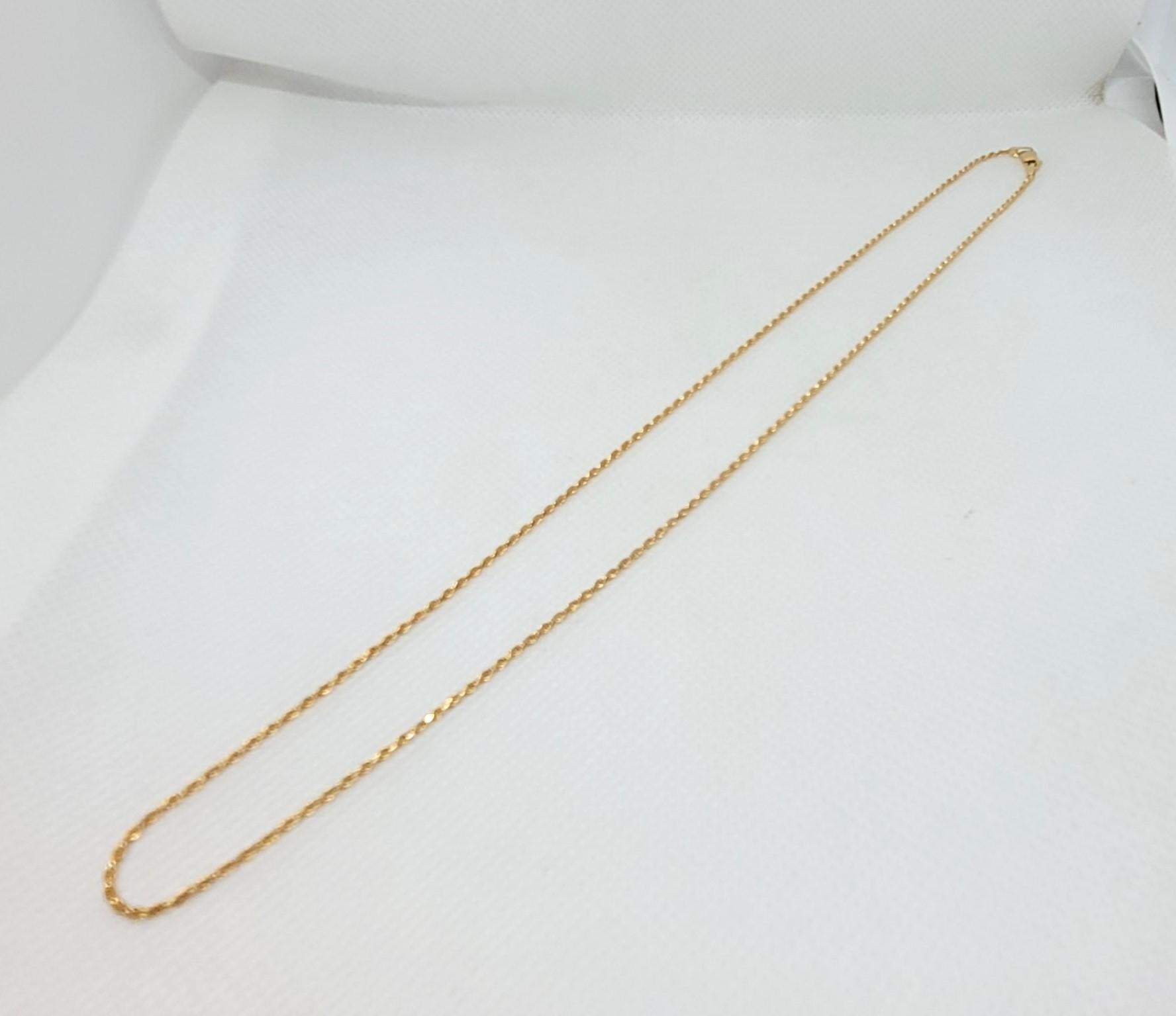 Chaîne de corde en or jaune 14kt, mesurant 18 pouces de long et 1,3 mm de large. Cette belle pièce pèse 4 grammes et porte le cachet du designer Milros 14kt. Le fermoir à mousqueton, facile à utiliser, permet de le maintenir en place. Un ajout