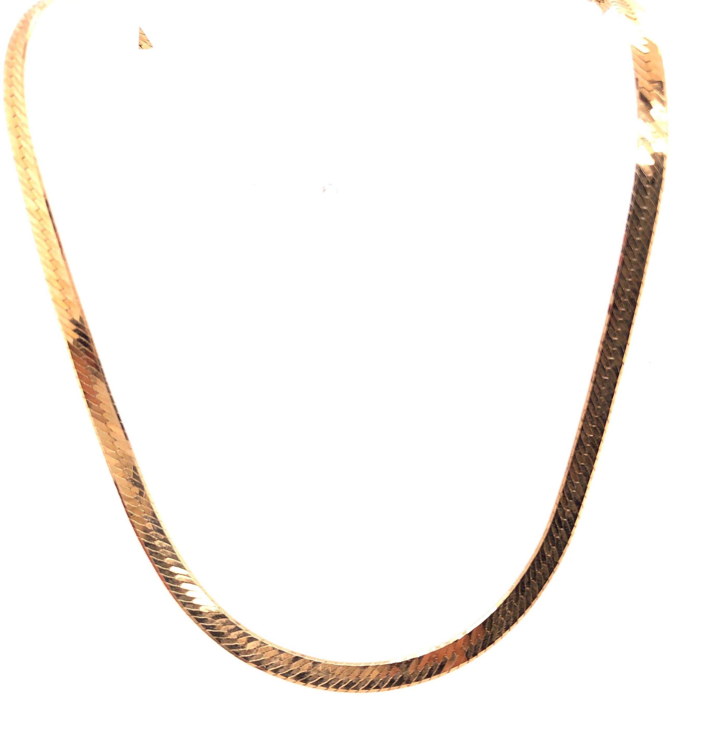 14Kt Yellow Gold 18 inch Snake Necklace
Width 5 and 12.31 grams total weight
