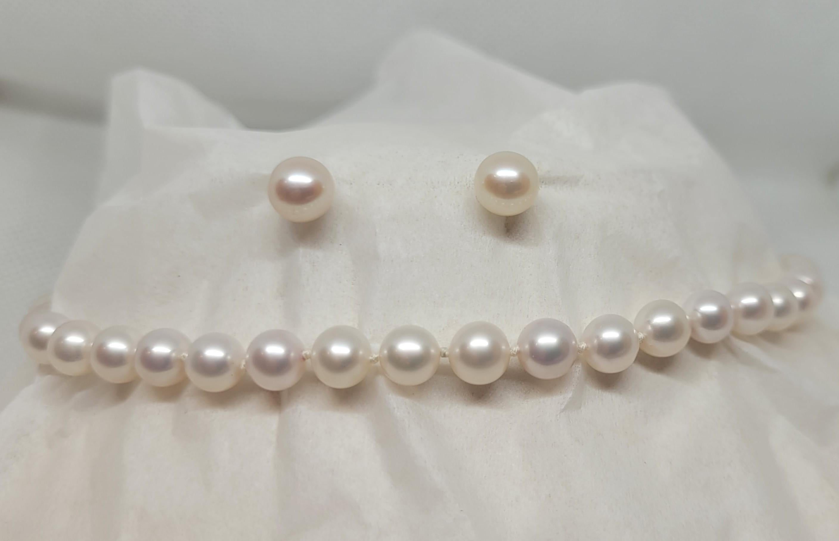 Moderne 14kt Yellow Gold 24 Inch Cultured Pearl Strand, Knotted, 6-7mm, Studs, Friction en vente