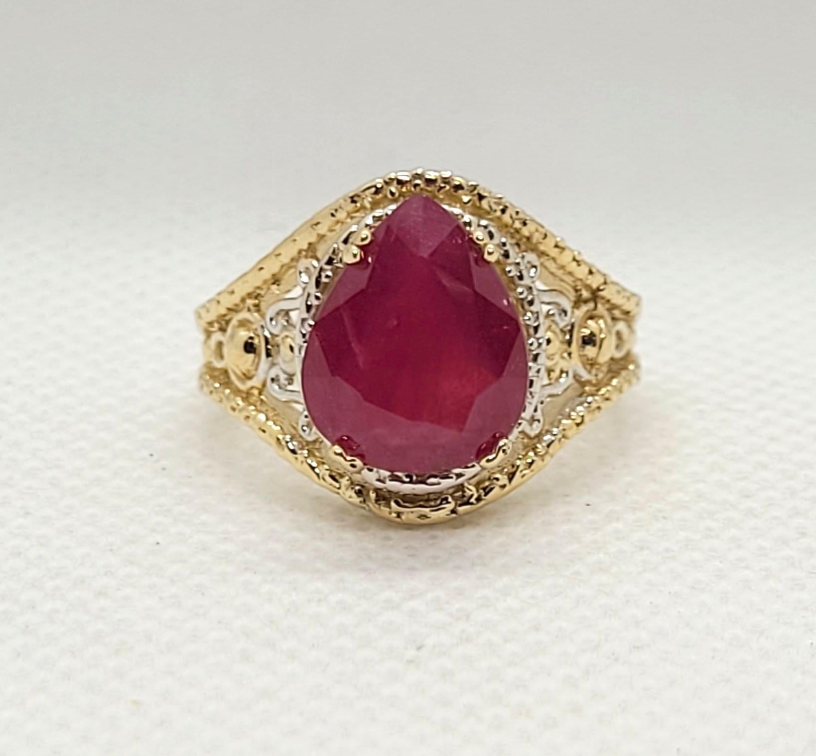 Questo splendido anello in oro giallo 14k presenta un rubino a forma di pera da 4,15 carati. Il rubino naturale misura 11,90 mm x 9,80 mm x 4,68 mm e presenta inclusioni naturali. Presenta una tonalità medio-scura, leggermente rosso-violacea ed è