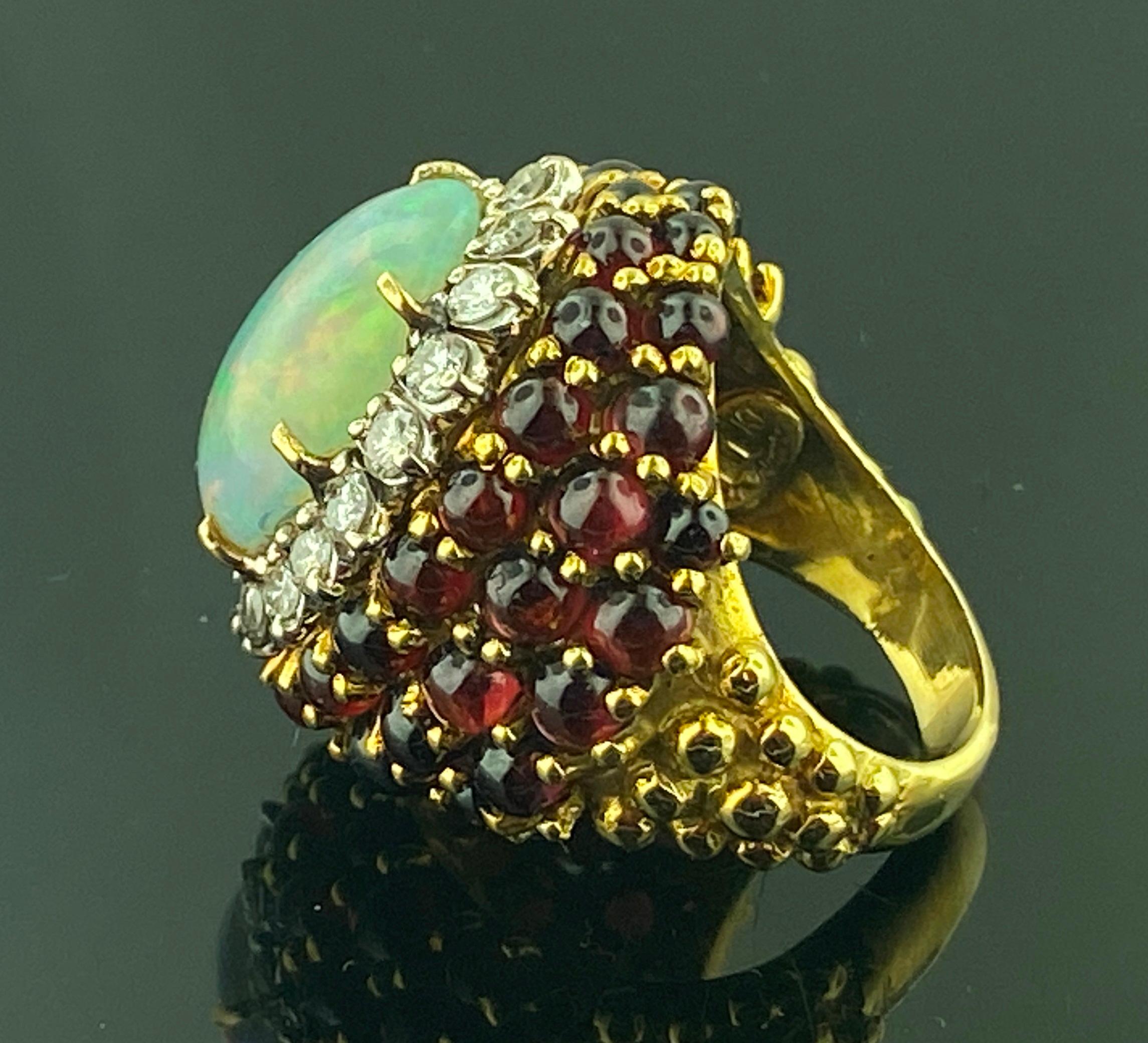 Bague en or jaune 14 carats avec opale ovale de 7 carats et diamants Excellent état - En vente à Palm Desert, CA