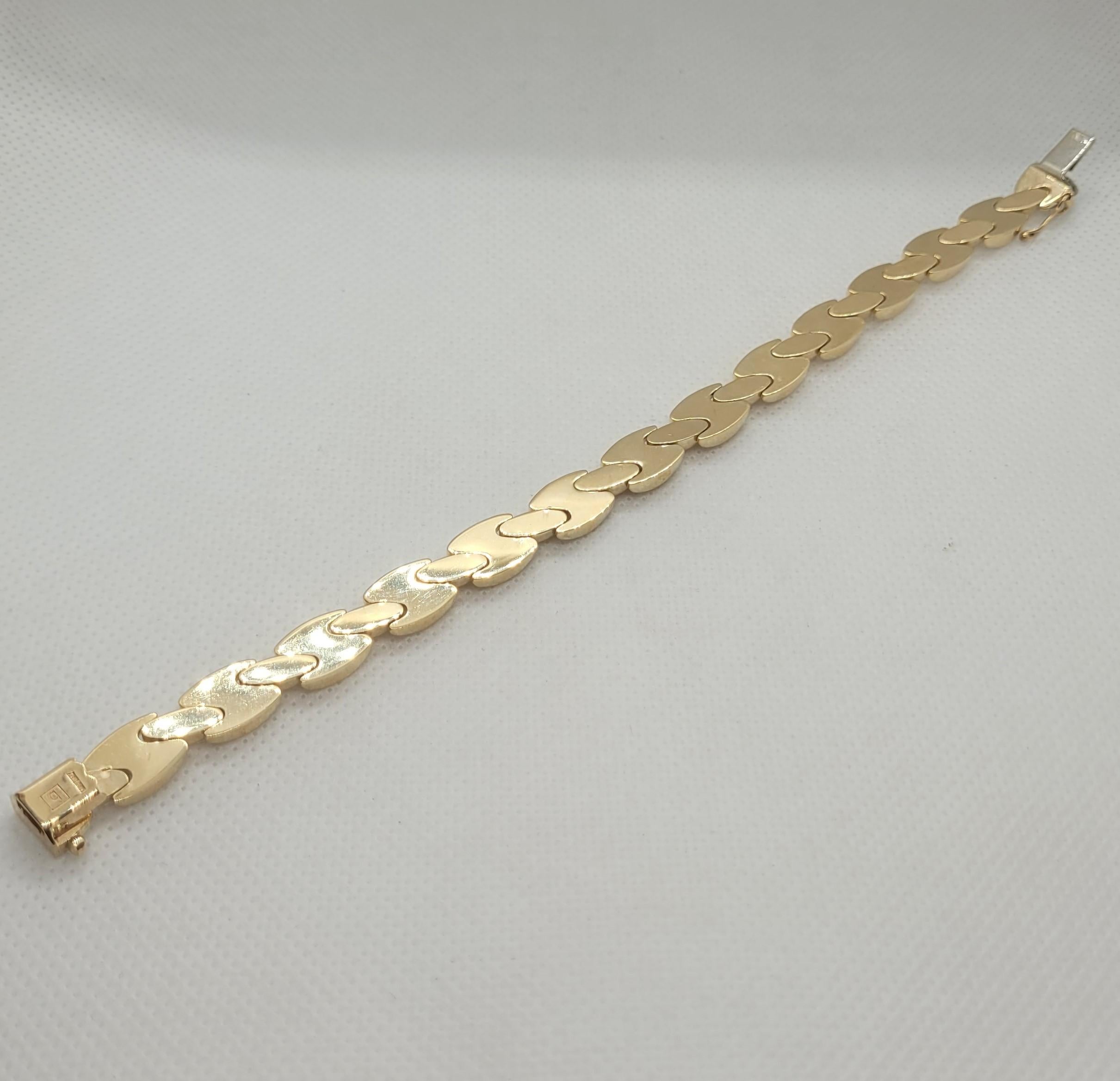 Beautiful 7-inch 14kt yellow gold link Italian-made bracelet, 8mm wide and 3mm thick with a push-in clasp secured with a safety chain. The bracelet is hollow, weighs 13.2 grams, is stamped with a Designer stamp, and is 14k Italy. This bracelet is
