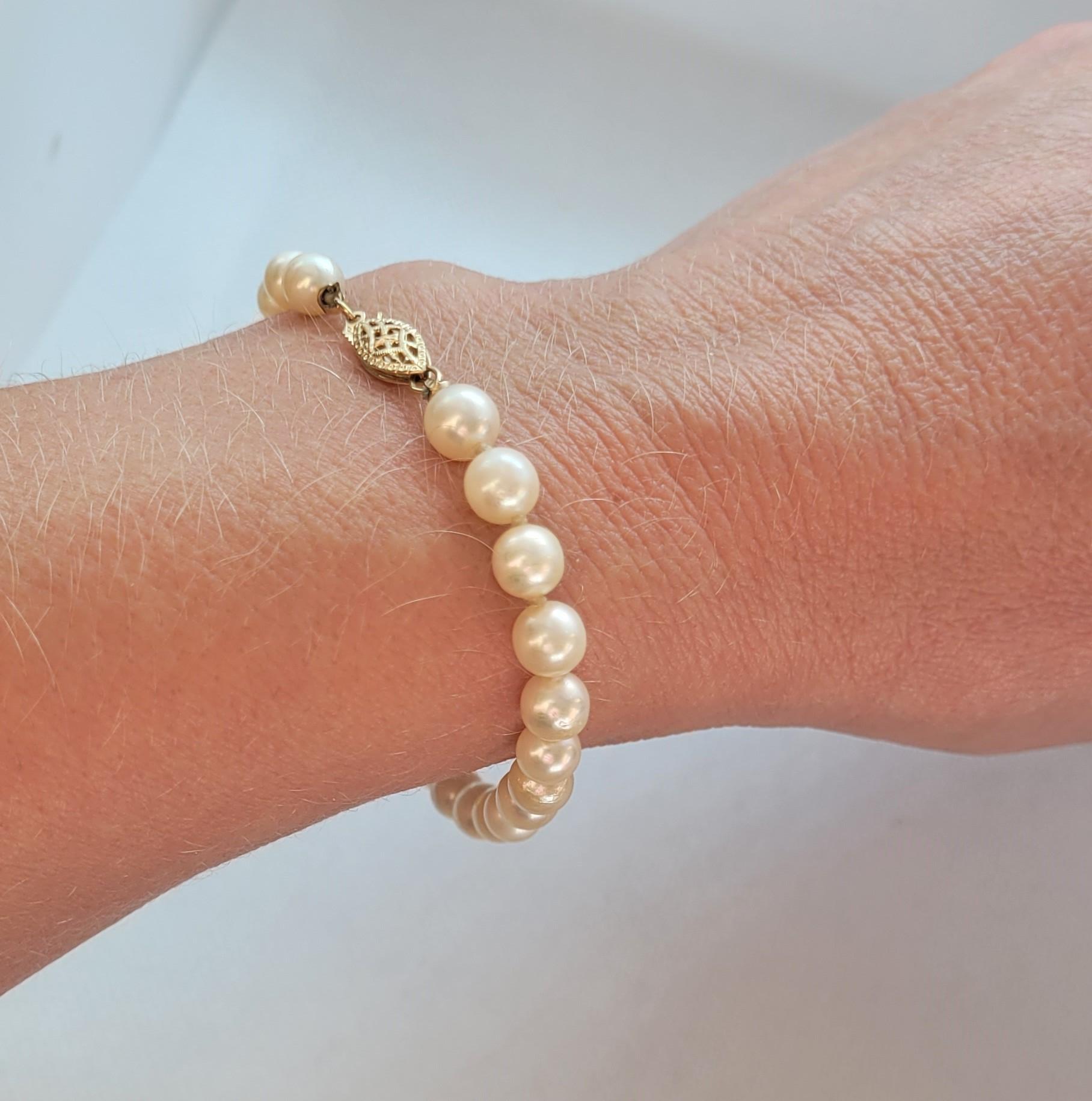 Modern 14kt Yellow Gold 7mm Cultured Pearl Bracelet, Knotted, 7 Inches, Golden Cream For Sale