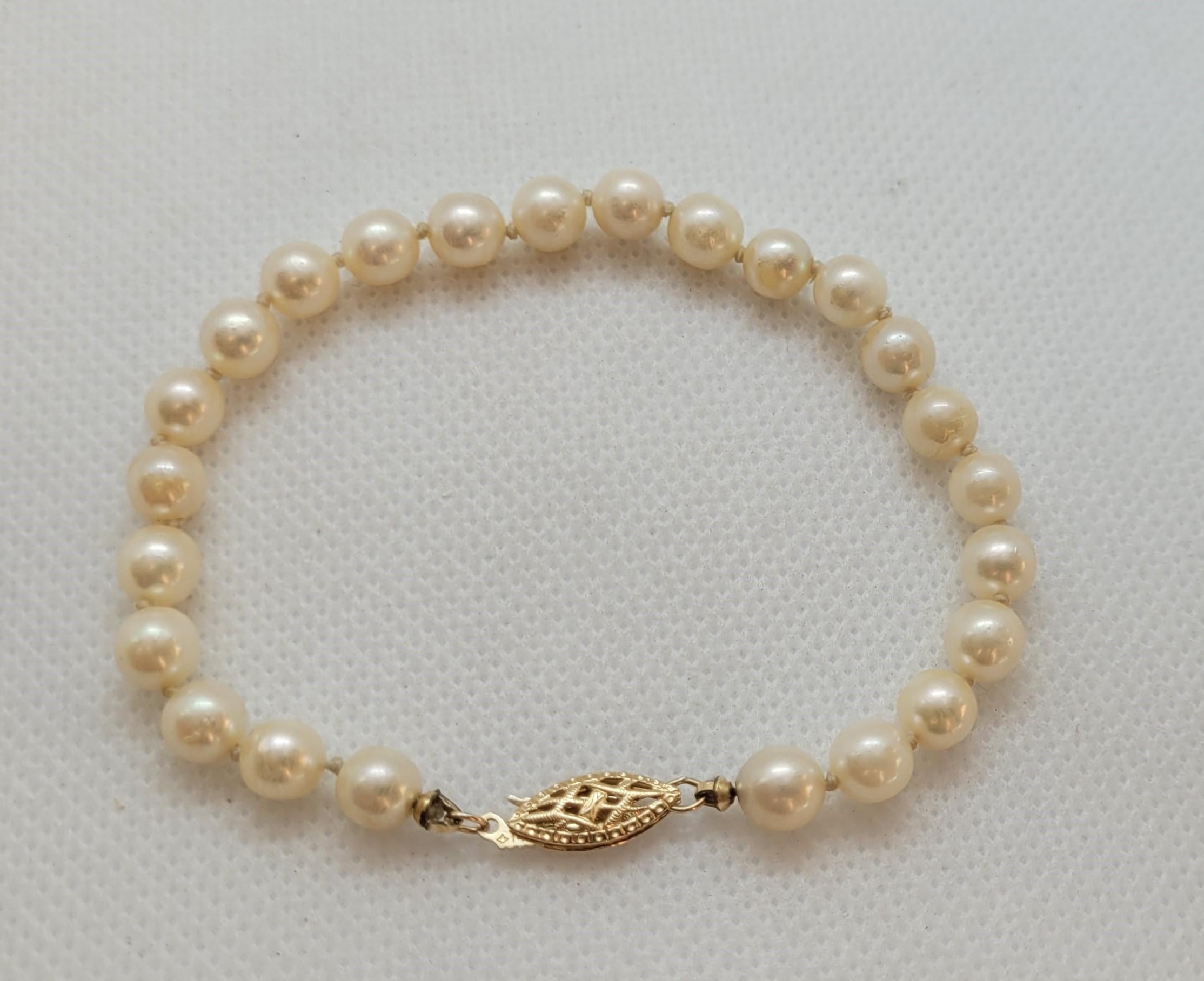 Round Cut 14kt Yellow Gold 7mm Cultured Pearl Bracelet, Knotted, 7 Inches, Golden Cream For Sale