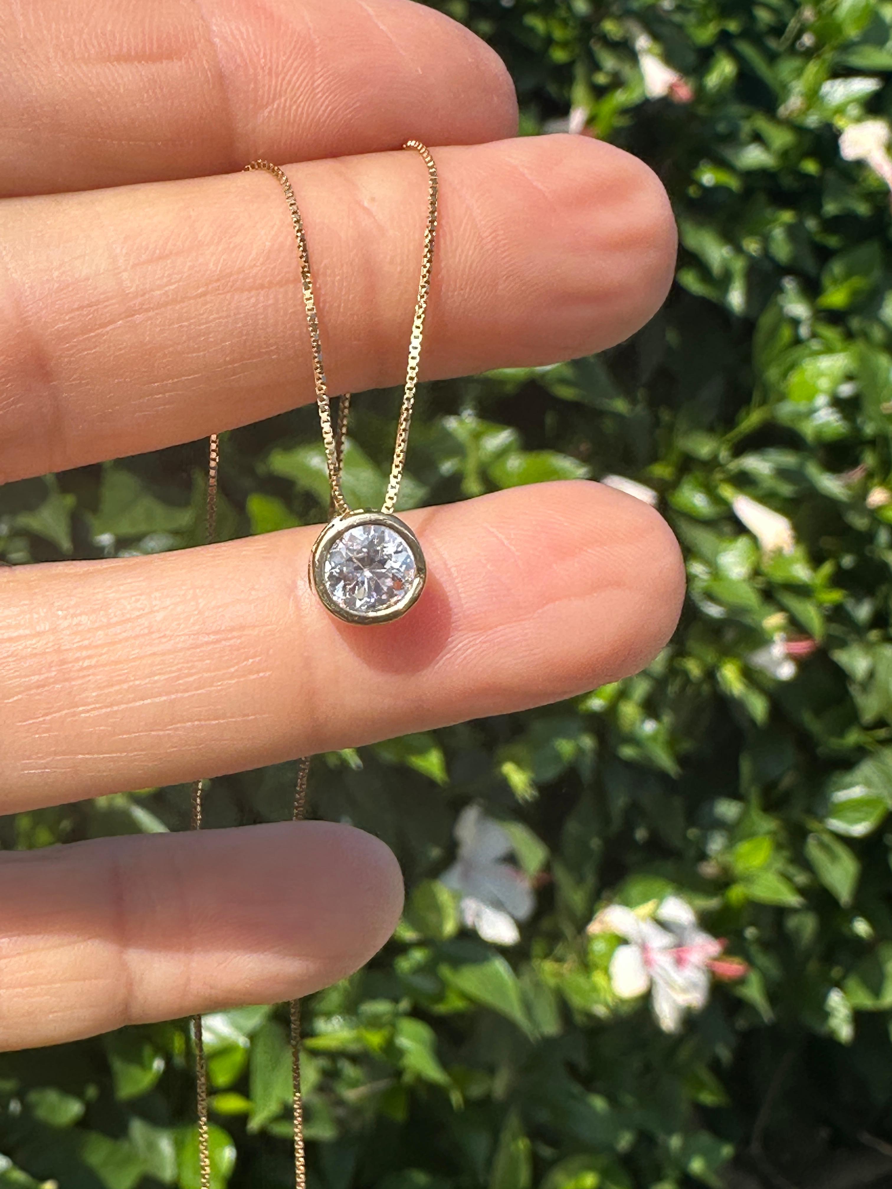 Possédez ce magnifique pendentif solitaire en diamant brillant ! D'une valeur légèrement inférieure à 1,00, ce diamant est étincelant et de qualité. Il deviendra votre bijou préféré au quotidien. 
Le diamant est serti en 14kt
La qualité est SI1
La