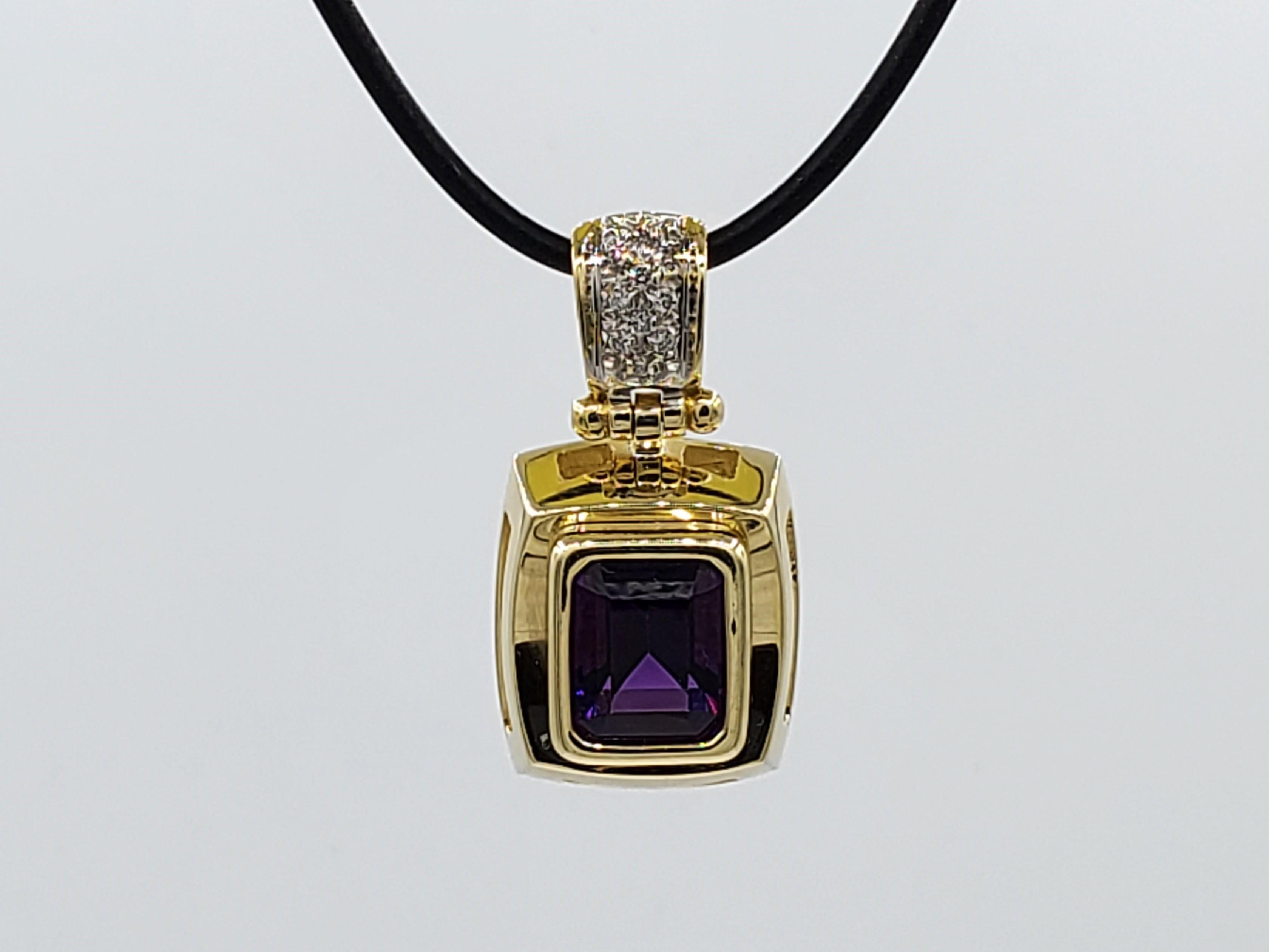 Magnifique pendentif en or jaune 14kt Améthyste Diamant, état comme neuf, Améthyste violette vibrante, 10 diamants, 22mm x 18 mm (sans le fermoir), le fermoir est 14mm x 8mm par la pierre de naissance de février. Ce pendentif est magnifique et