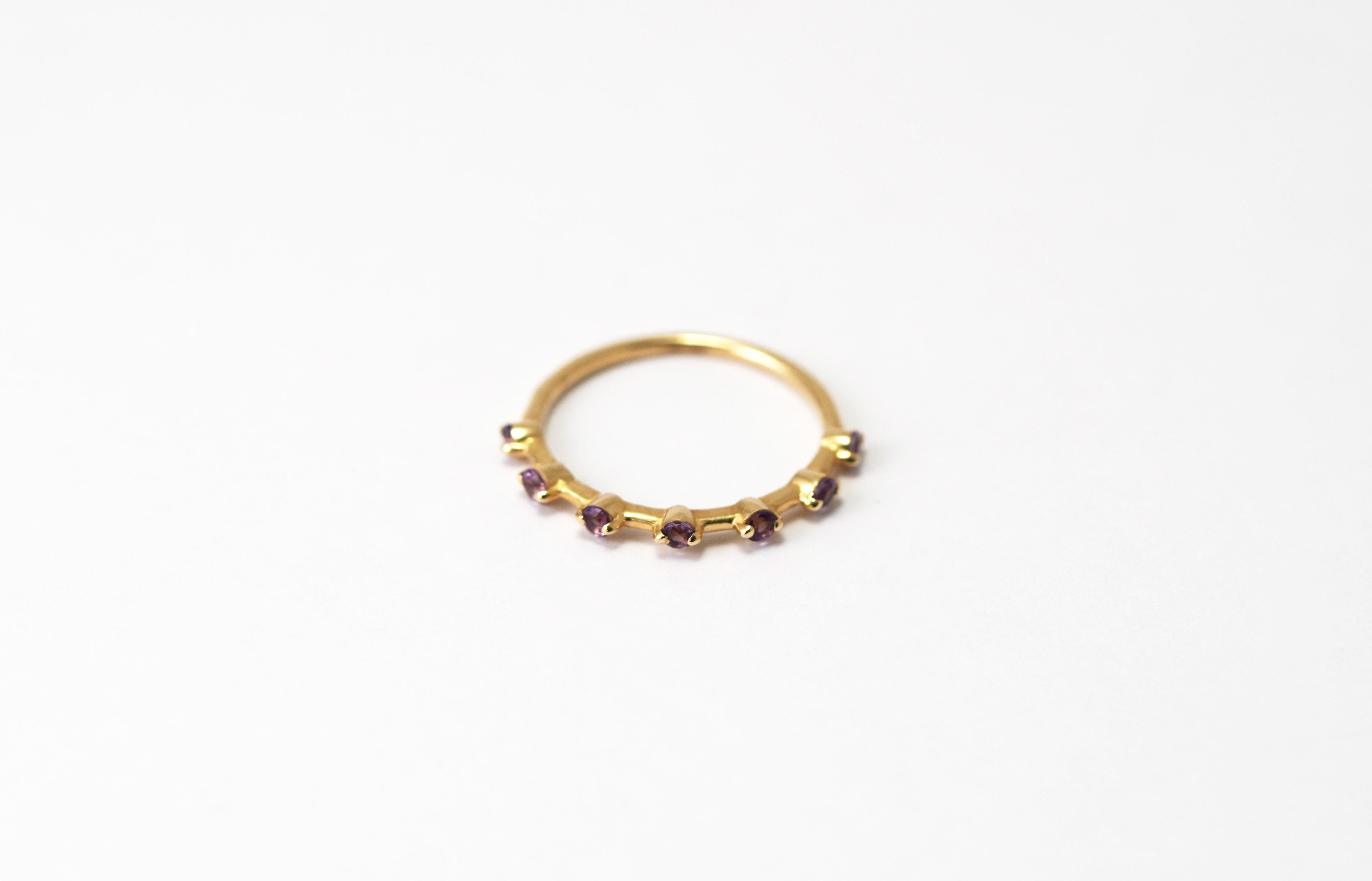 Dieser strahlende und farbenfrohe Ring aus 14-karätigem Gelbgold zeigt die natürliche Schönheit eines violetten Amethysten im Brillantschliff. Der warme Glanz des Gelbgoldes - insgesamt 1,14 Gramm - formt ein anmutiges, leichtes Band, das den