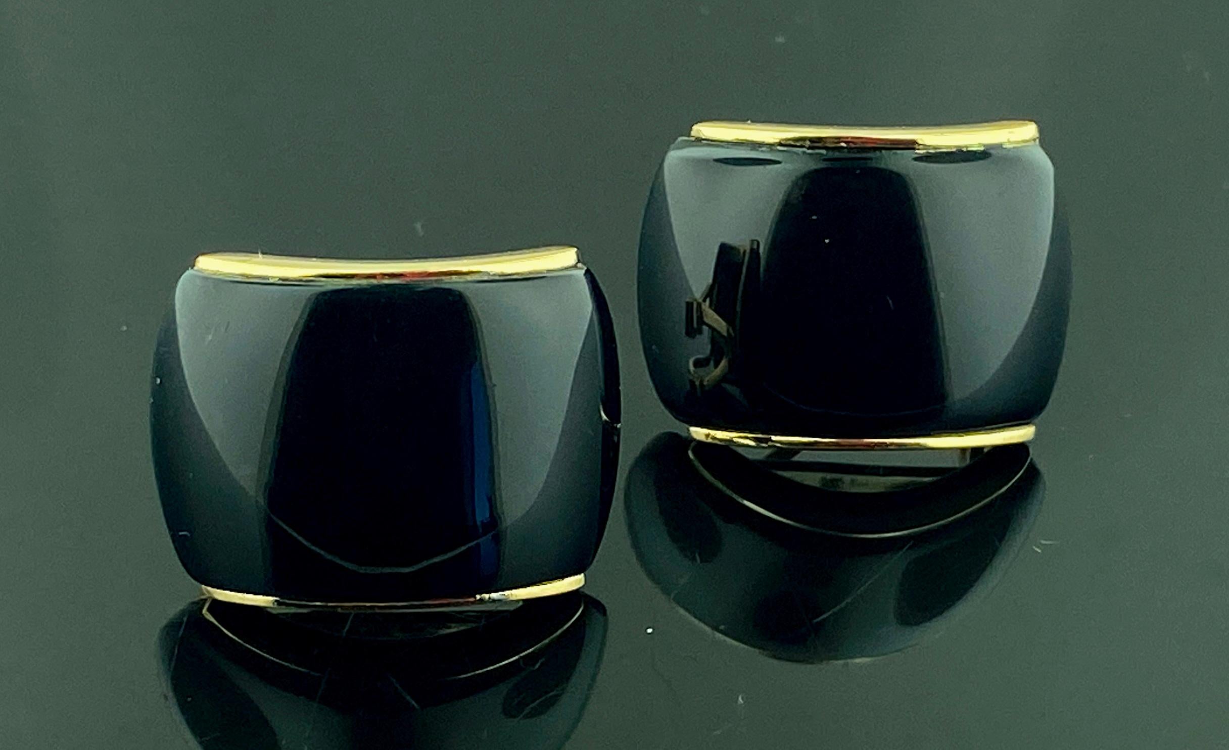 Black Onyx earrings set in 14 karat yellow gold, with a weight of 8.48 grams.