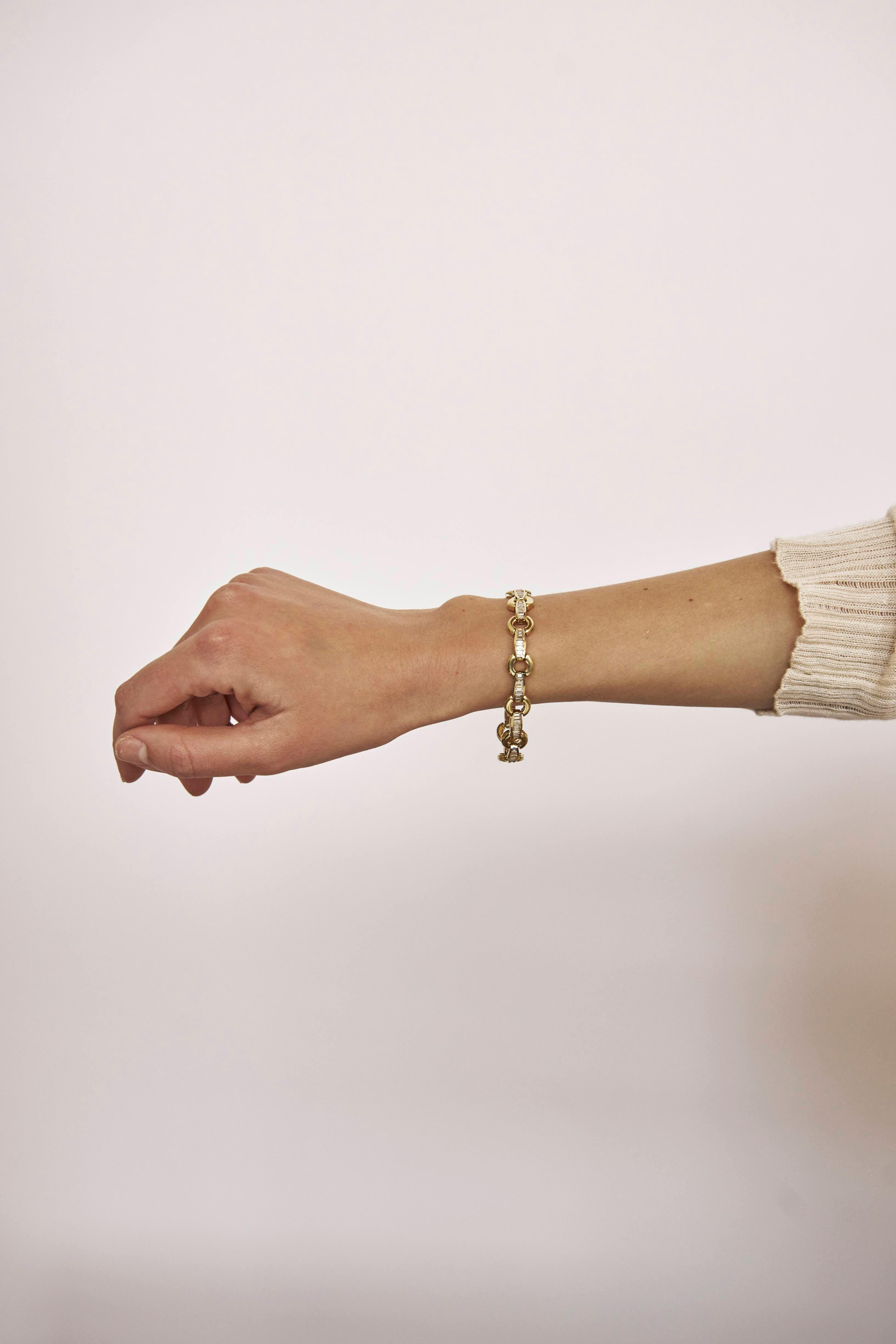 Ein Armband im Vintage-Stil, das Sie nie wieder ablegen werden. Glücklicherweise erlaubt das 14-karätige Gelbgold, aus dem es gefertigt ist, dies zu tun! Das Vintage Link Bracelet ist ein perfektes, stapelbares Armband und auf seine eigene Art und