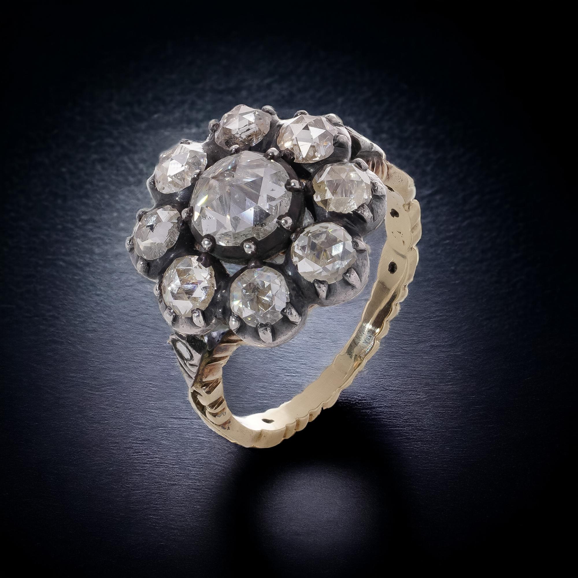 Bague de style géorgien en or jaune 14kt. et argent, 3.12 carats de diamants taillés en rose, marguerite en grappe. 
Le dos de la pierre a été expertisé pour optimiser la brillance du diamant.
X - Rauy a été testé positif pour l'or et l'argent 14kt.